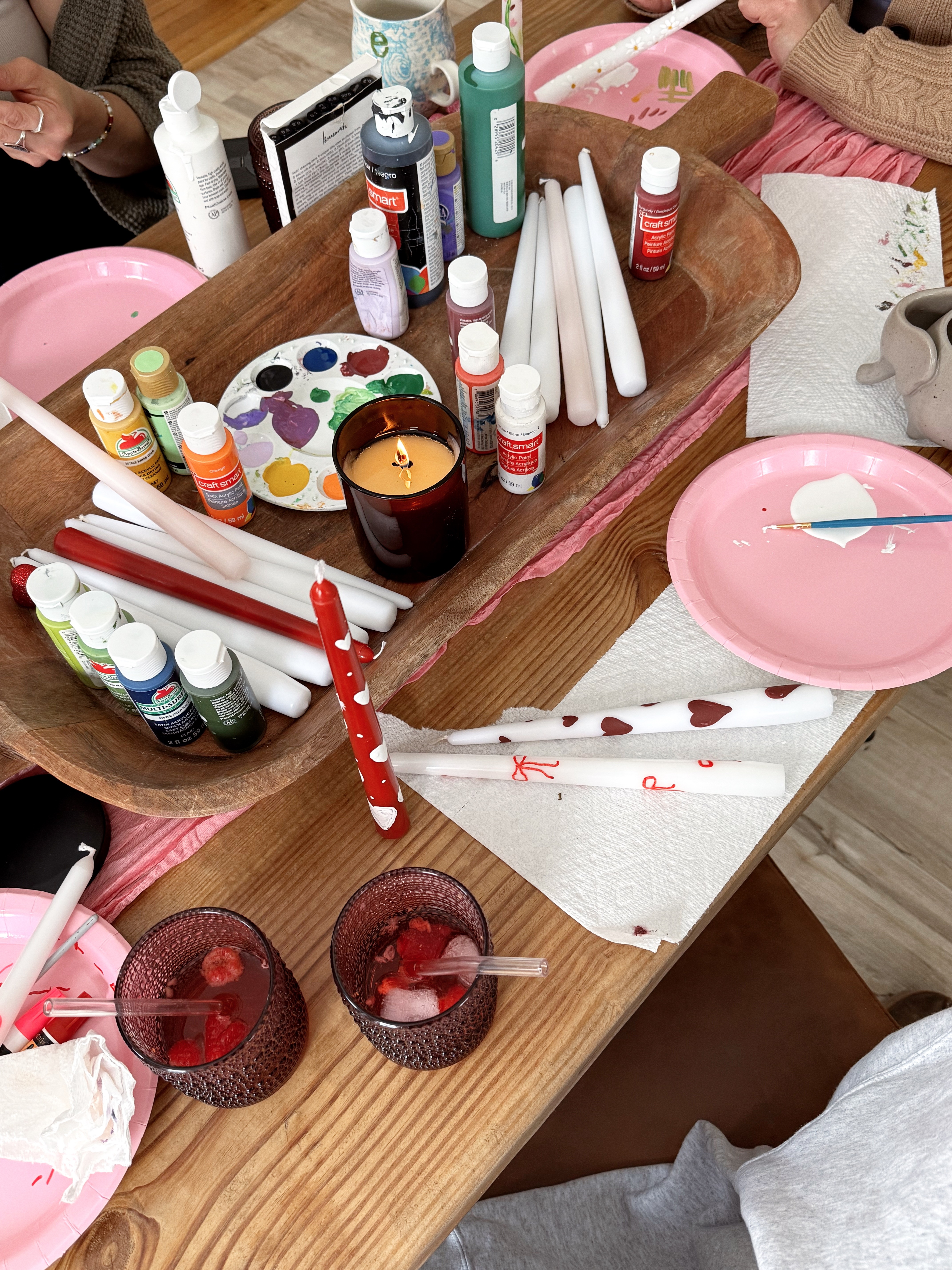 Mehrere Personen unterhalten sich und arbeiten in einem hellen Coworking-Space mit Schreibtischen, Bürostühlen und Küchenzeile