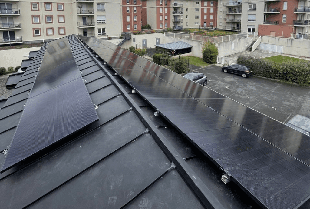 Photo d'un toit d’une maison à Elbeuf équipée de panneaux photovoltaïques dont l'installation a été faite par Solarock.