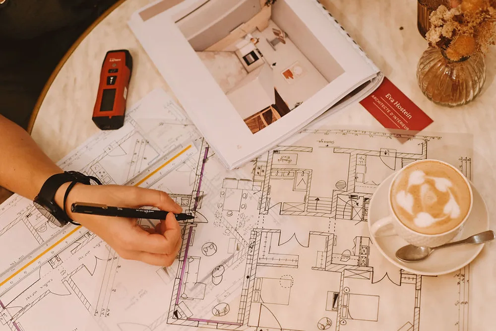 Eva Hostein architecte d'intérieur annotant un plan d'aménagement pour un dossier ERP – local professionnel à Bordeaux, Gironde