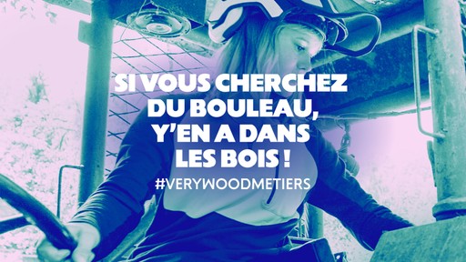 Affiche de la campagne #VERYWOODMETIERS pour les métiers du bois. On y voit une jeune femme avec un casque dans un engin forestier, accompagnée du slogan "Si vous cherchez du bouleau, y'en a dans les bois !".