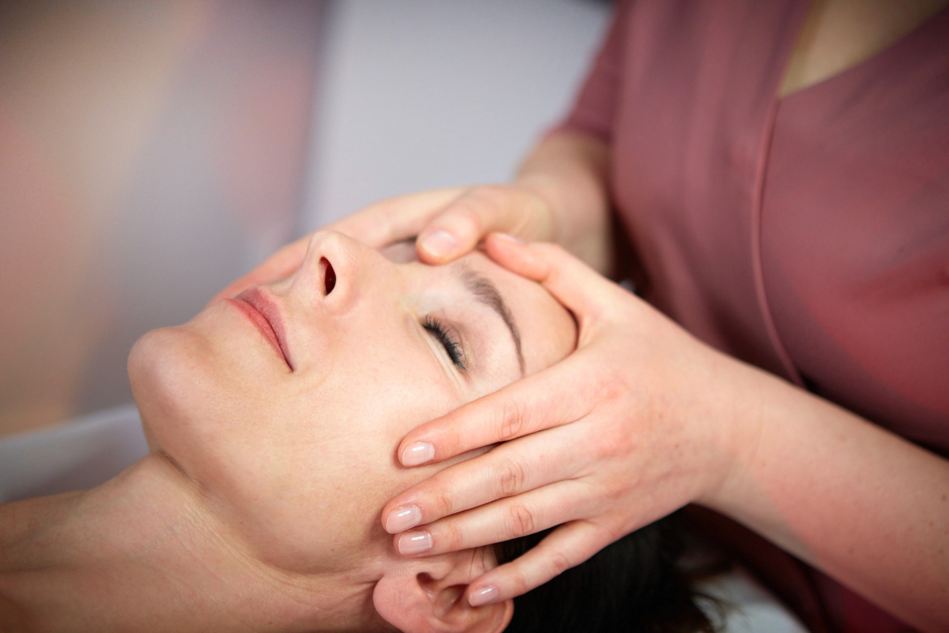 Twarz kobiety podczas zabiegu kosmetologicznego