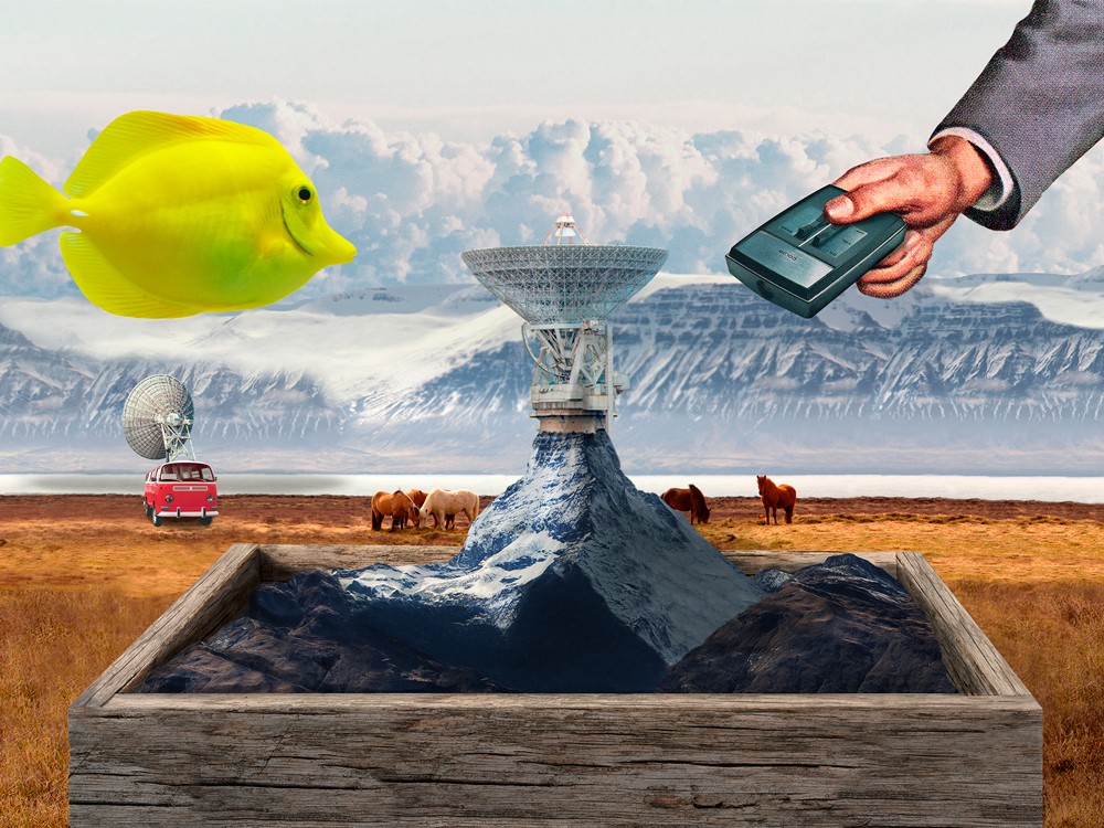 Montaje surrealista con elementos de naturaleza y tecnología, como un pez amarillo, antenas y montañas.