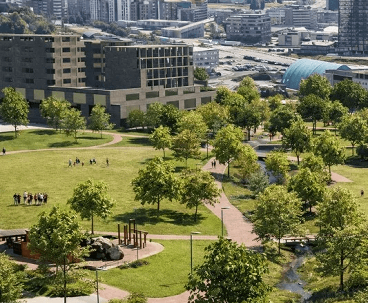 Økernparken med grønne plener, stier og aktivitetsområder