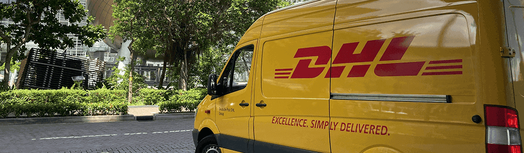 camionnette jaune de dhl 
