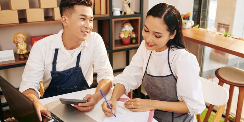 Dua pemilik restoran berbincang dan merancang pelan bisnes F&B