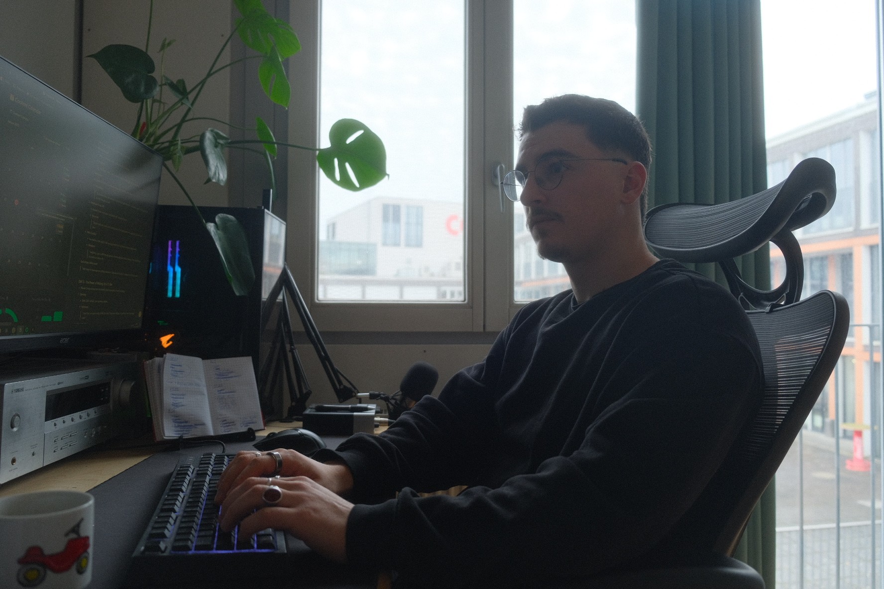 The founder of ximus.io, Tim, sitting at his desk working concentrated.