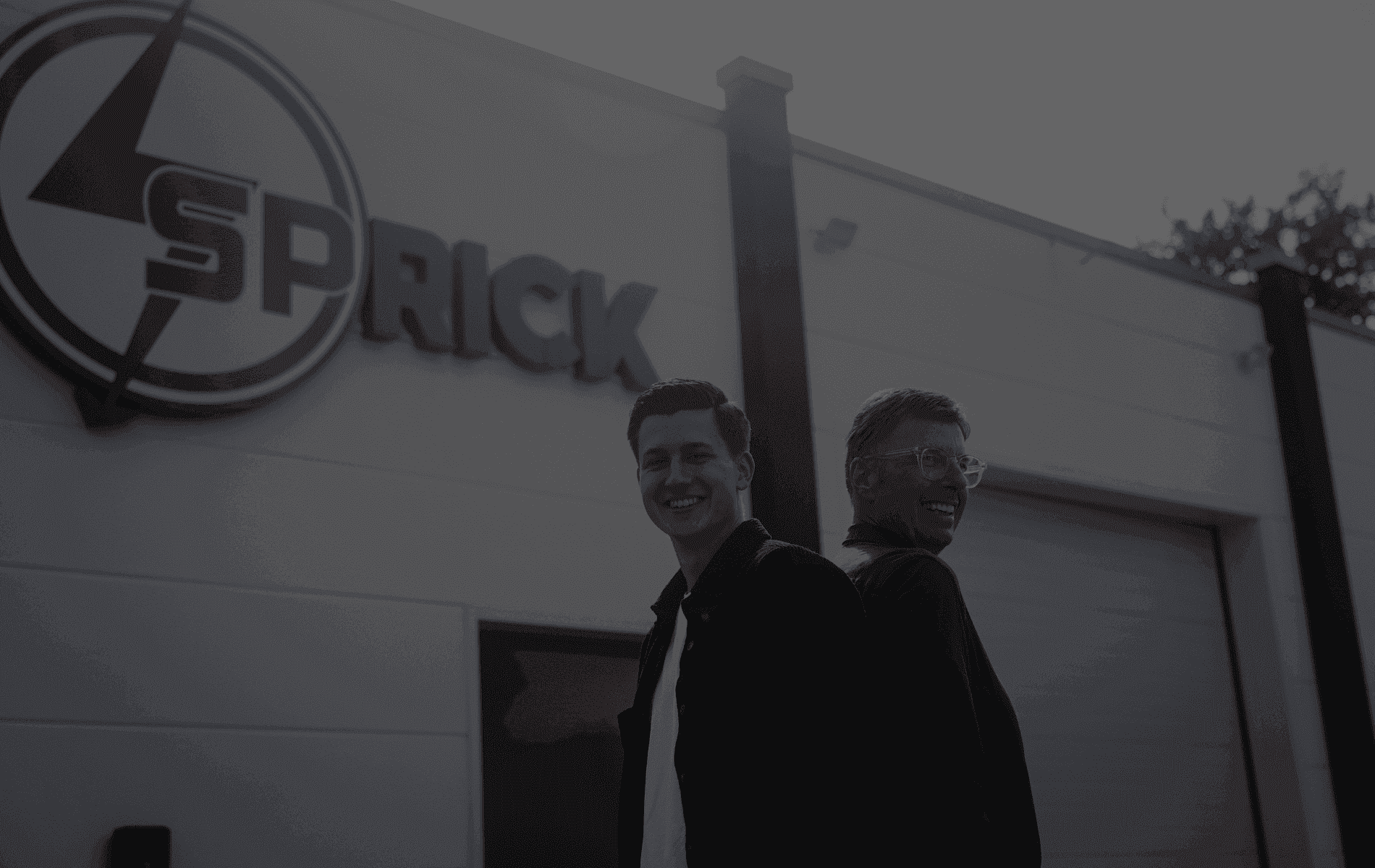 Geschäftsführer Rüdiger Sprick und Gründer Robin Sprick vor dem Firmengebäude der Elektro Sprick GmbH – Fachbetrieb mit über 50 Jahren Erfahrung in Elektrotechnik und Photovoltaik.