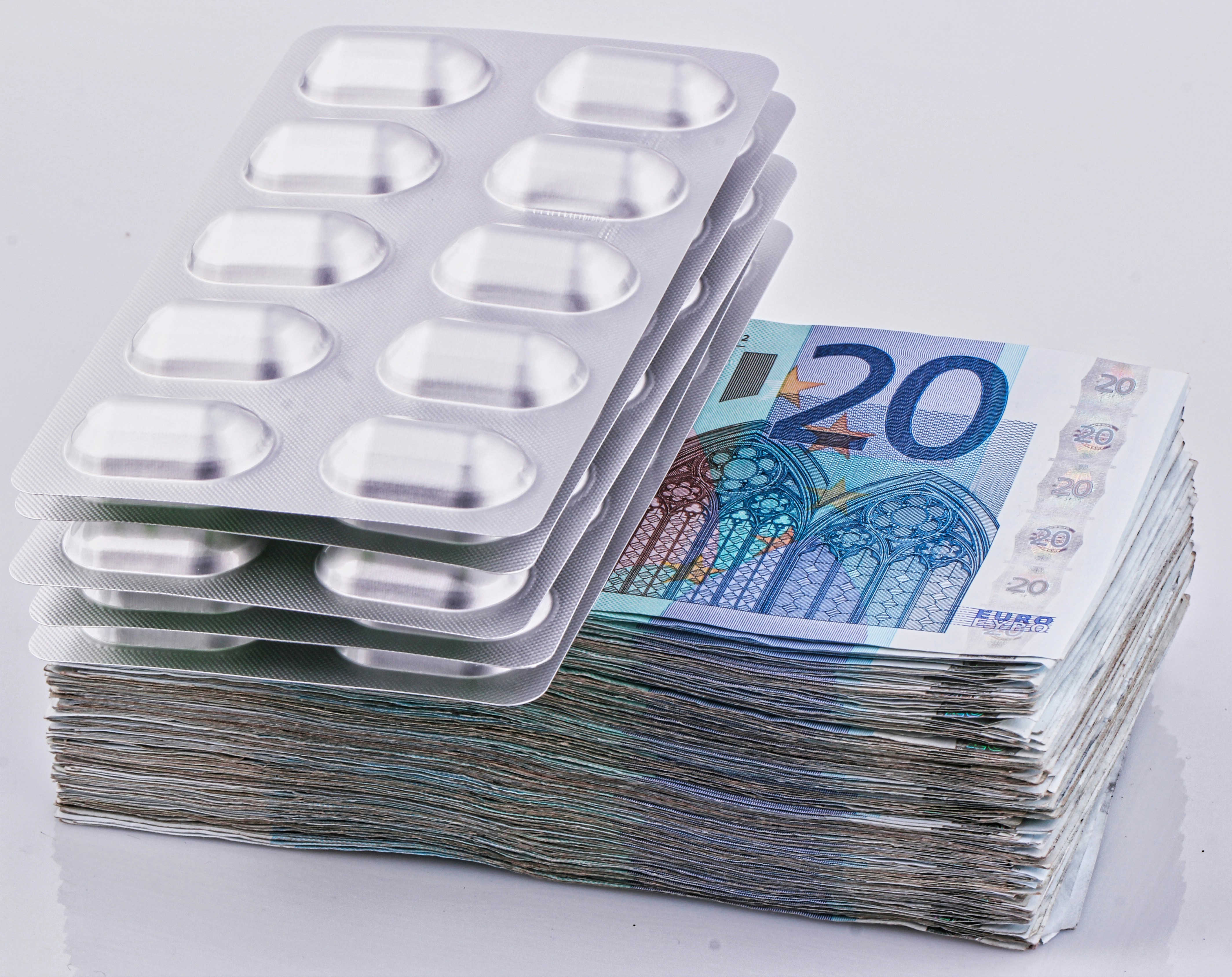 a-stack-of-20-euro-bills-next-to-a-pack-of-20-pills - marek-studzinski (unsplash)./pho