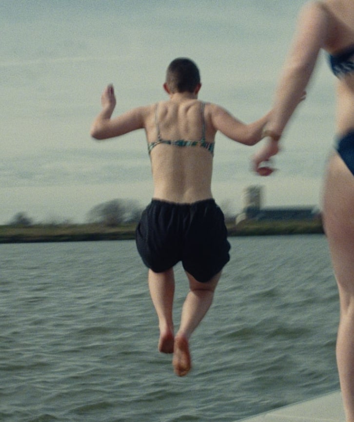 Twee mensen die in het water springen