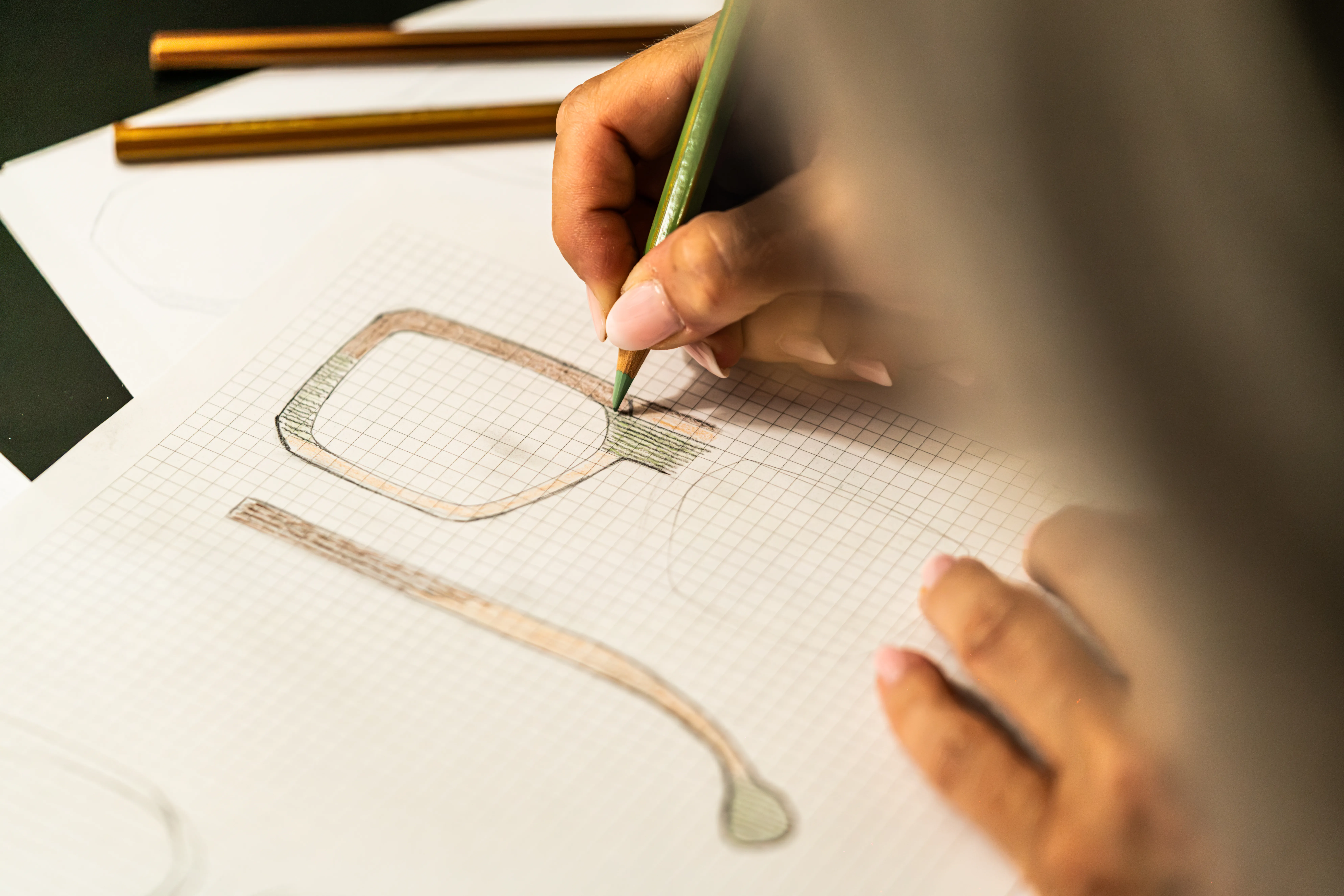 Disegno manuale di un occhiale su misura durante la fase di progettazione IDIA, il progetto di eyewear personalizzato di Ottica Dentella ad Ancona. Ogni occhiale IDIA nasce dallo studio della persona, del viso, dei lineamenti, delle proporzioni e dei colori, per trasformare il disegno in una montatura artigianale unica, realizzata su misura e personalizzabile nella forma, nei materiali, nelle lenti, nei colori e nei dettagli.