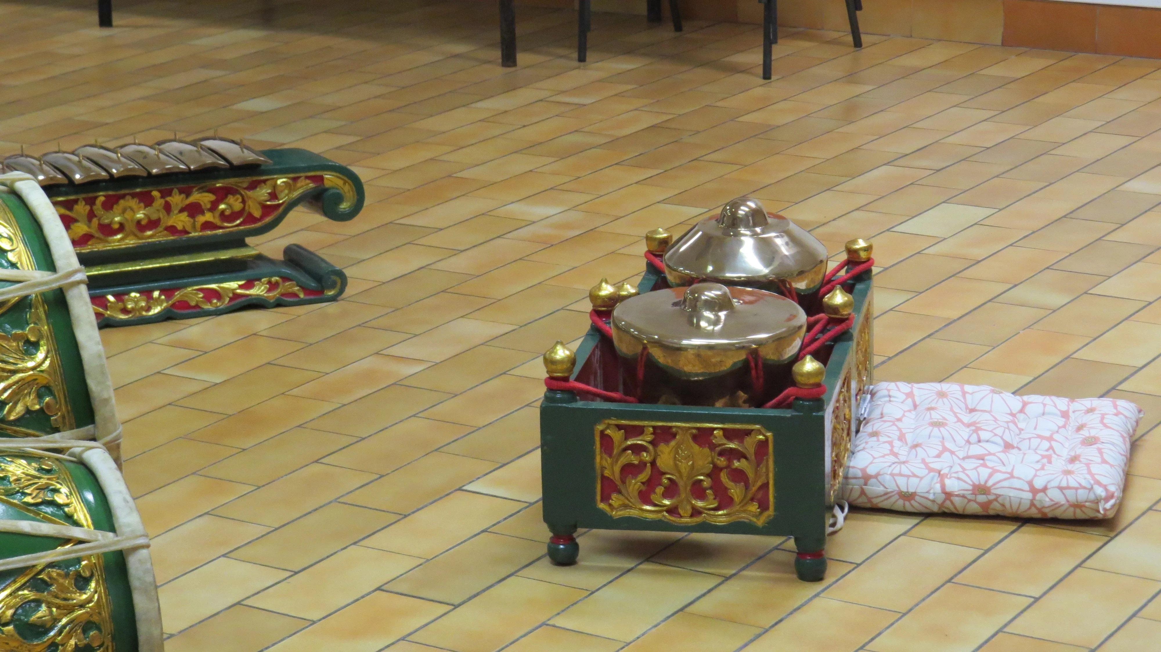 Une partie d'un gamelan javanais dans une pièce fermée.