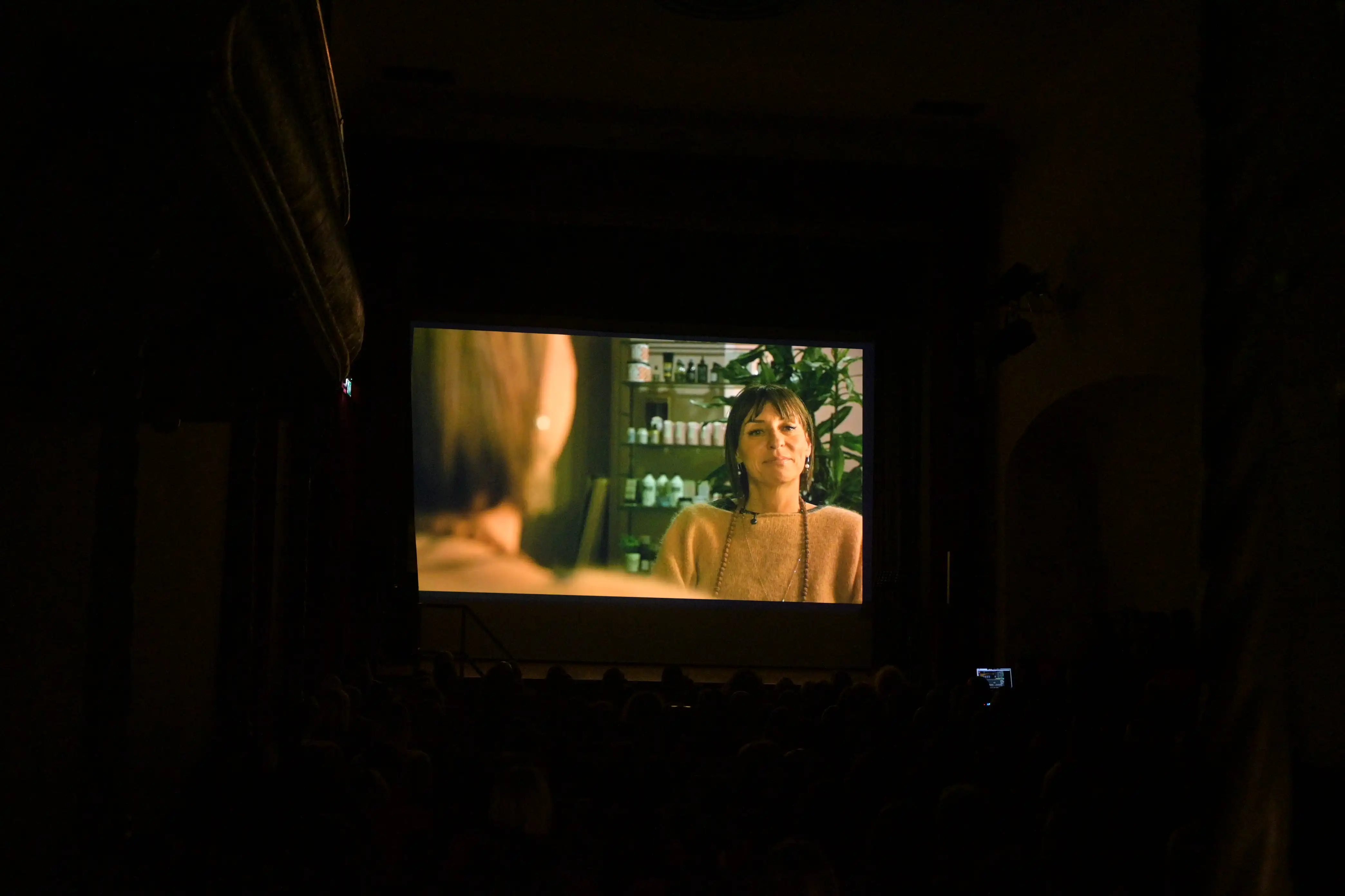 Sala del teatro Verdi di Forlimpopoli con proiezione del documentario donne in bilico