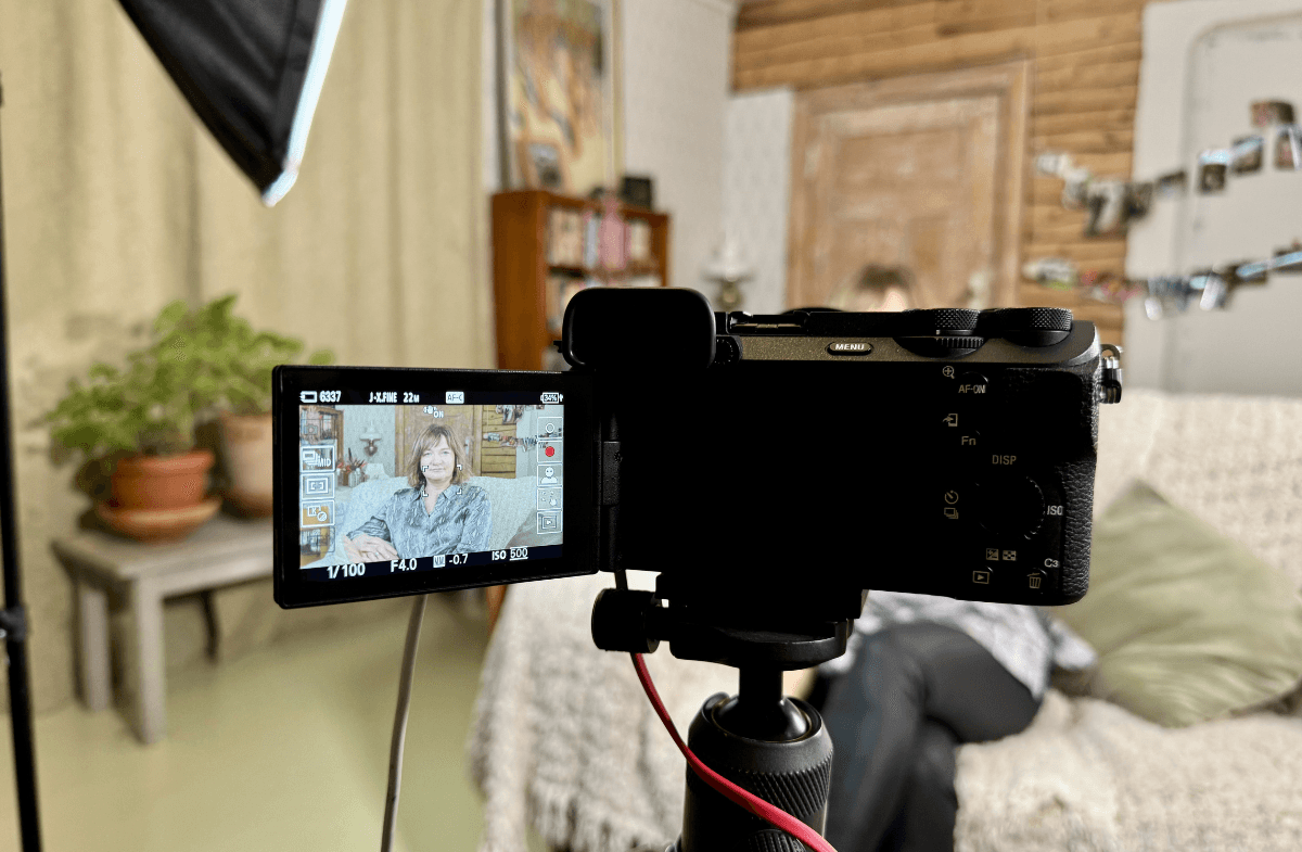 Kaamera filmib inimest toas