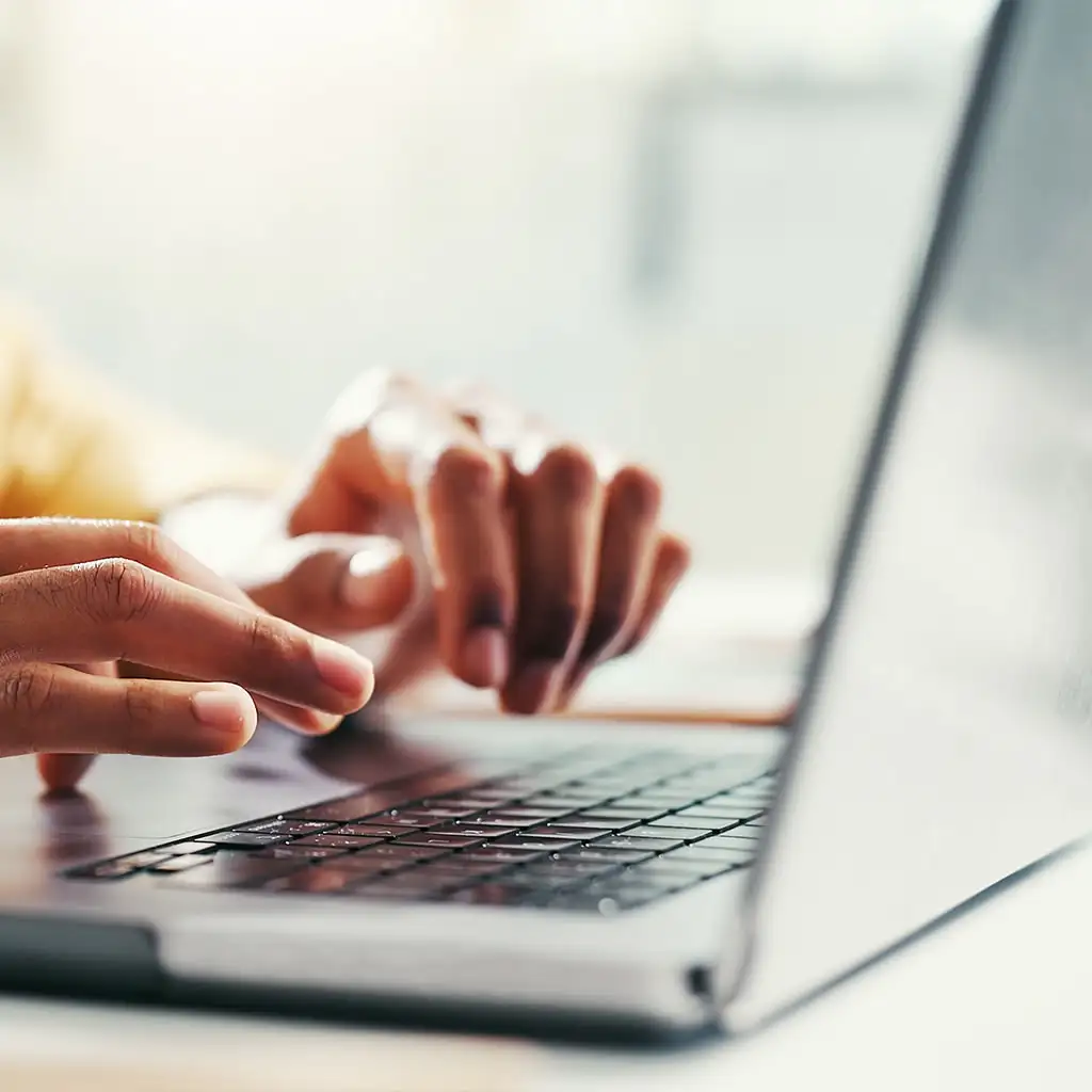 Utilisateur remplissant un formulaire en ligne pour contacter l’équipe juridique de ClicknJustice