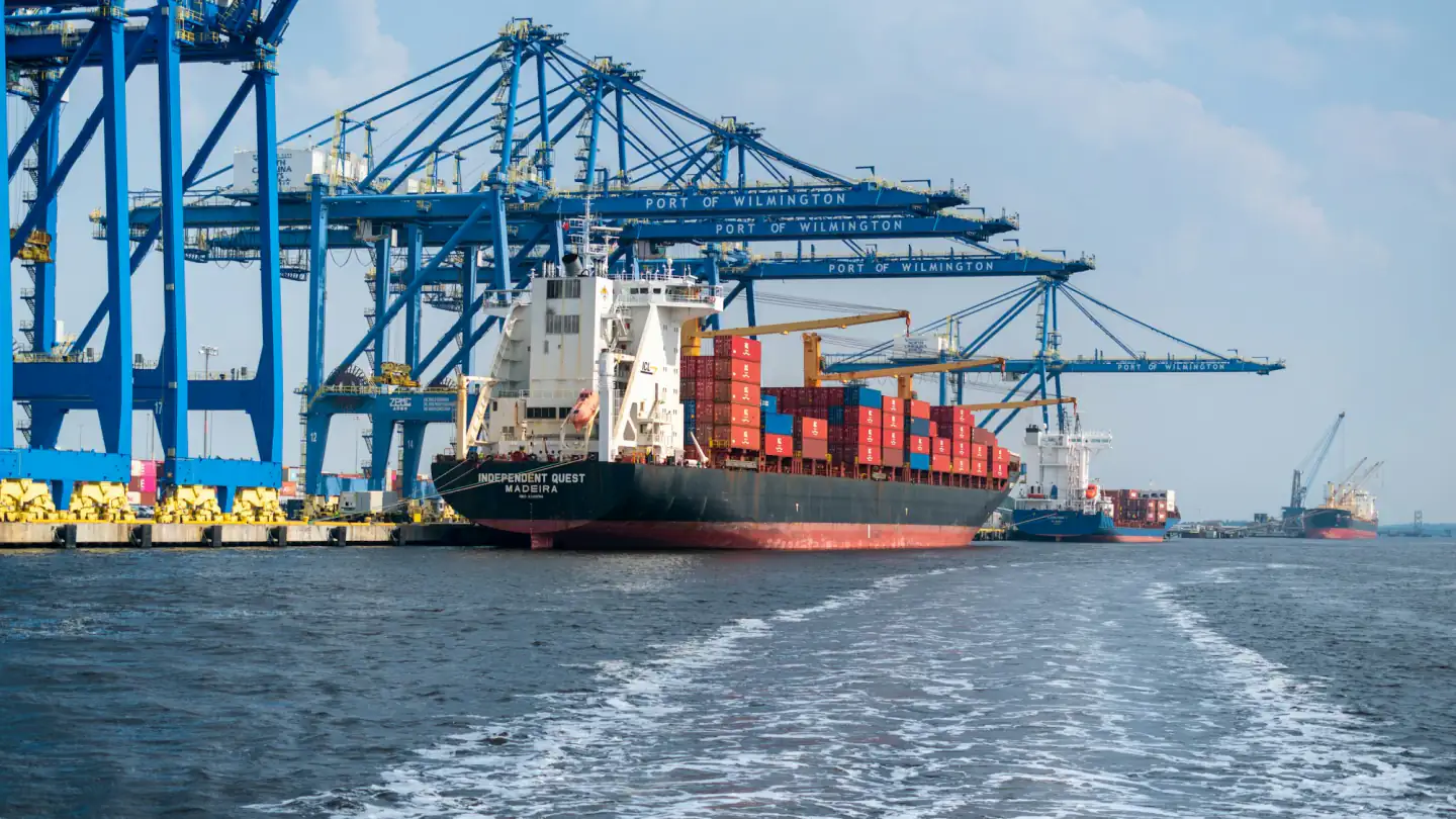 Porte à conteneurs et grues portuaires, import automobile depuis le Royaume-Uni