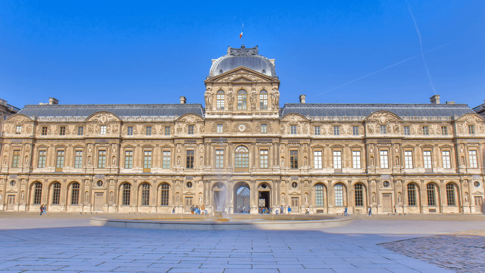 Le Louvre, symbole de la culture française irremplaçable à l’international, le plus grand musée du monde.