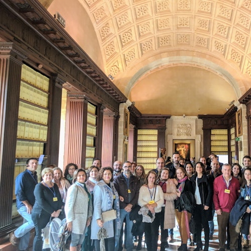 Groupe profitant de la visite guidée de l'Archivo de Indias