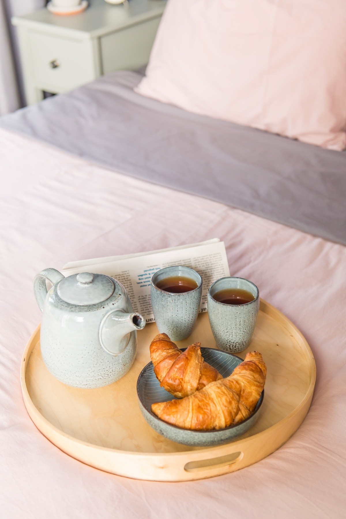 ontbijt op bed roze beddengoed
