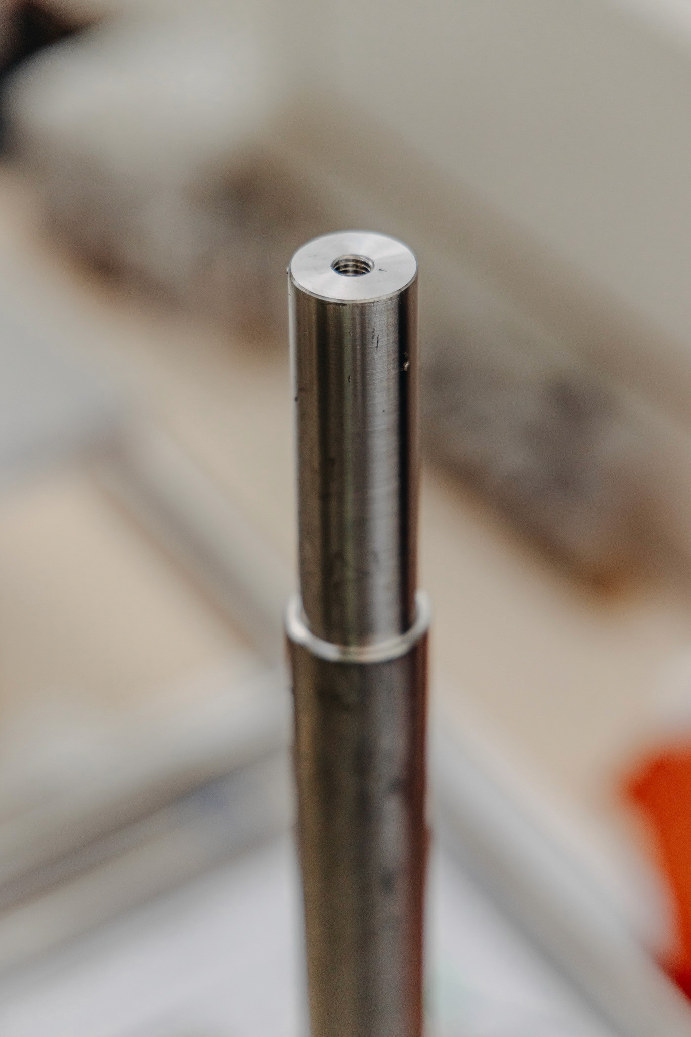 Plan rapproché d'une barre inox usinée