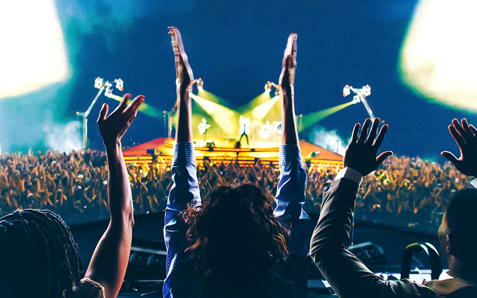 Esterno dello Sphere di Las Vegas con luci vibranti durante l'evento cinematografico immersivo del concerto V-U2.