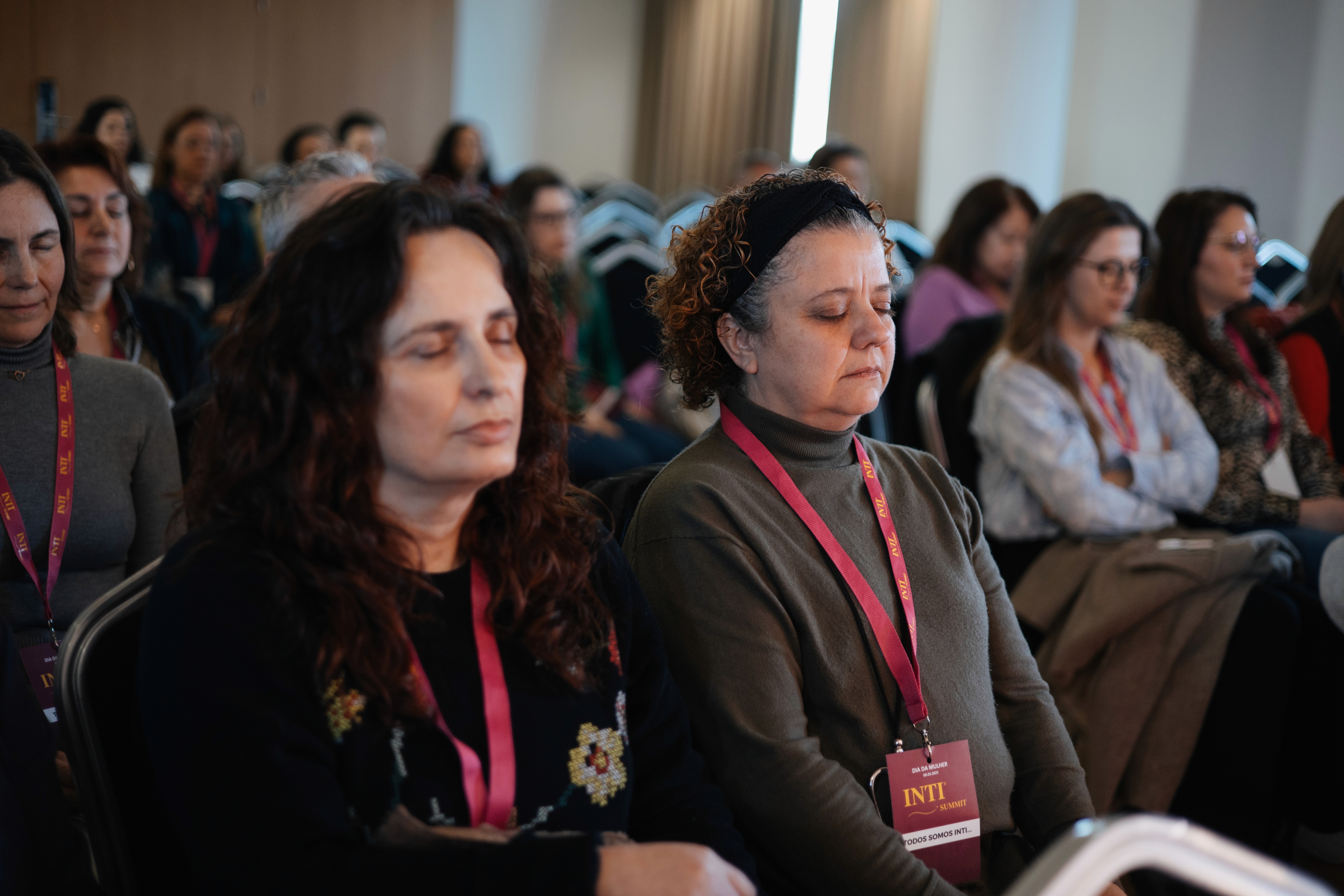 Público sentado numa conferência