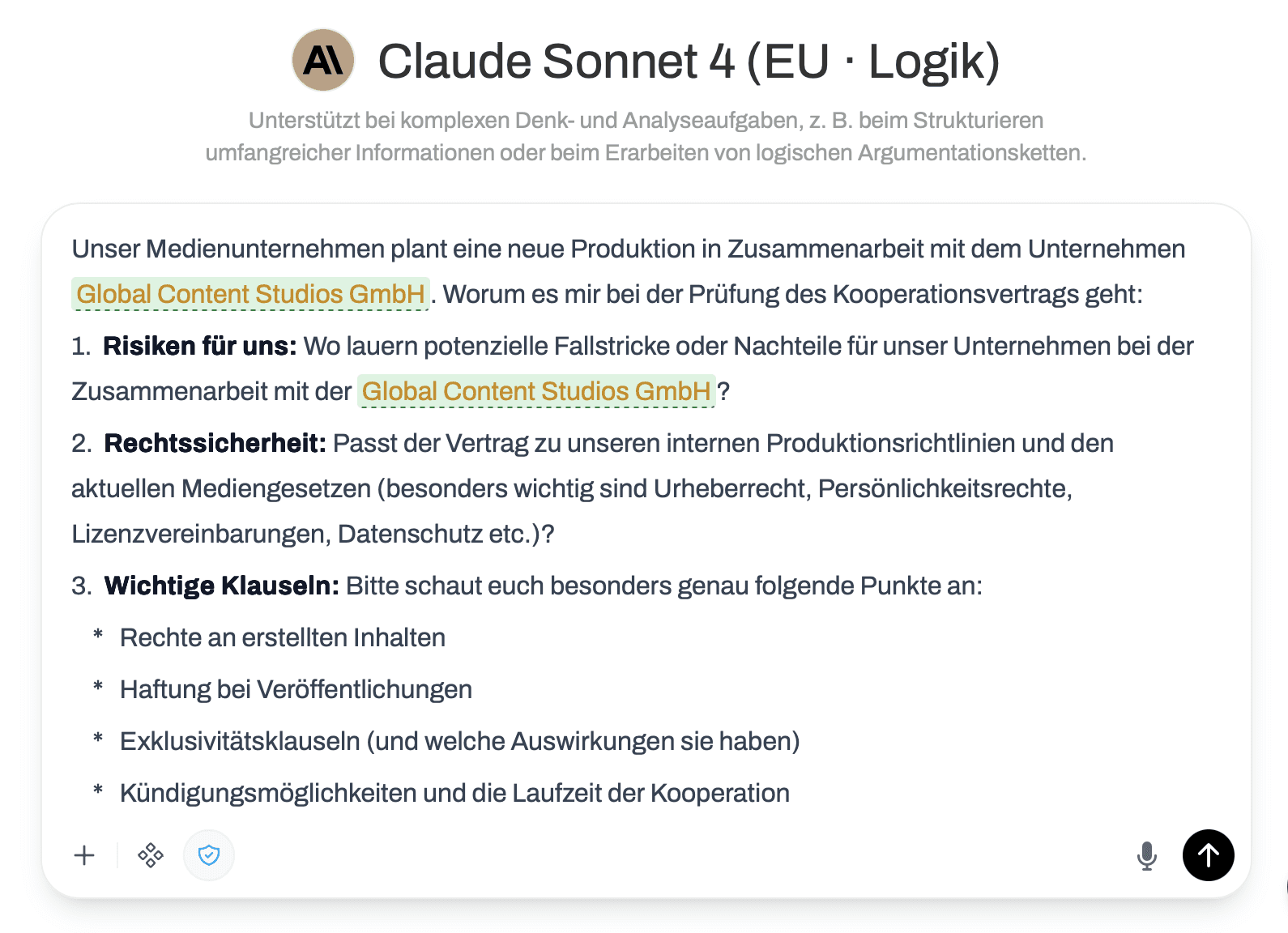 Foto von vier Händen, die zusammenkommen symbolisiert Teamgeist; Schriebtisch im Hintergrund