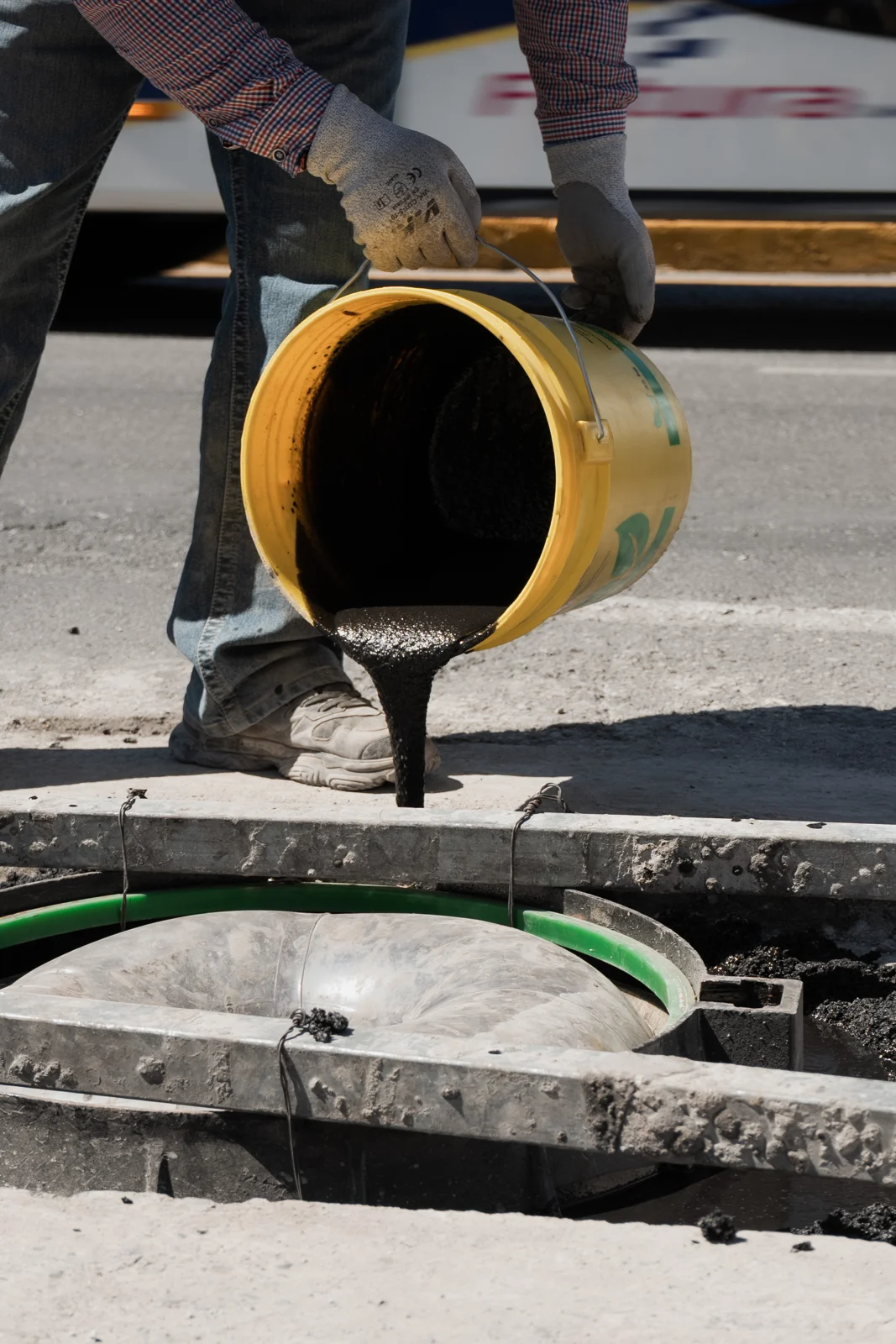 Vertido de FIX-ROAD en el perímetro del brocal