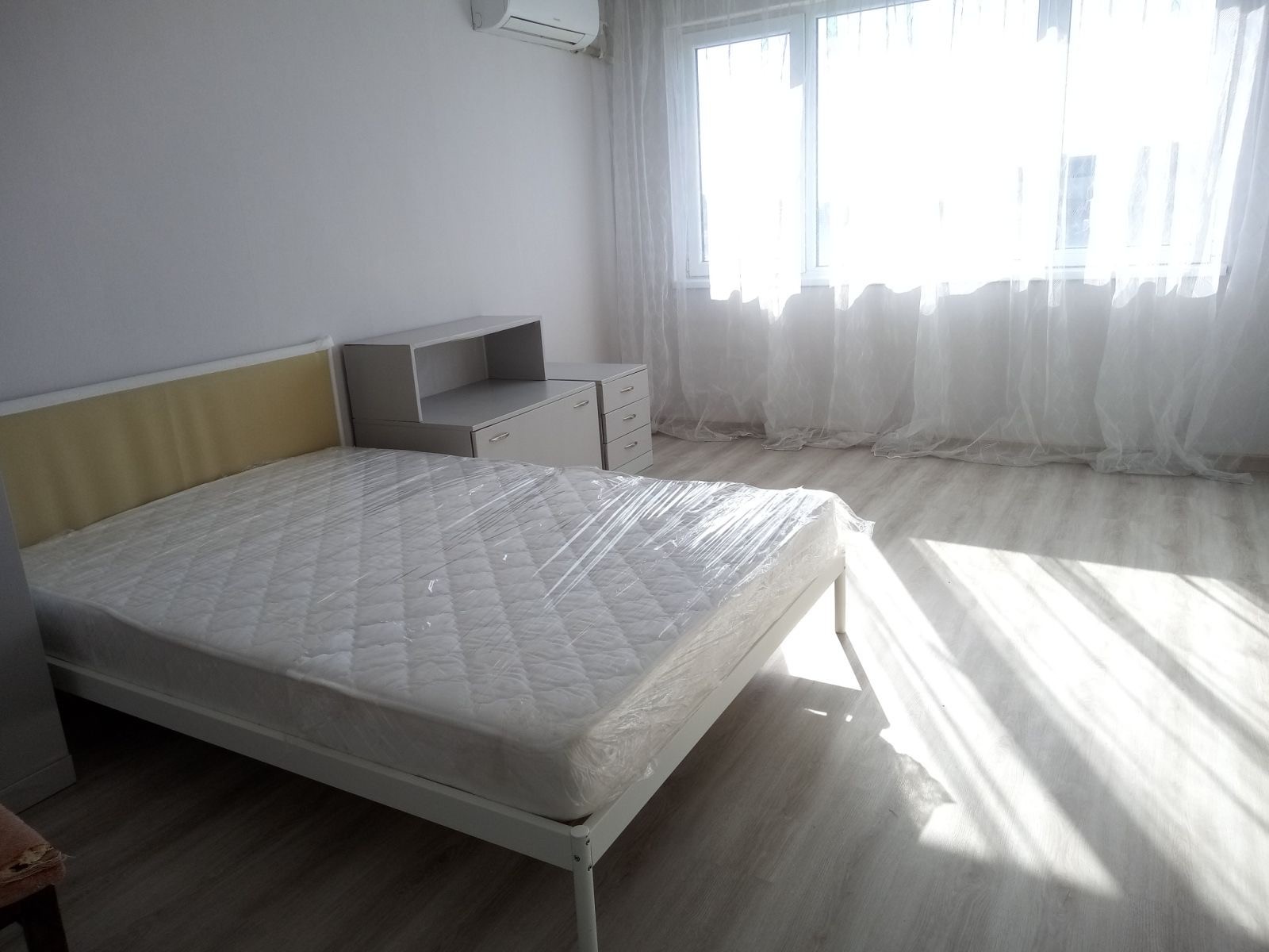 Спалня в едностаен апартамент под наем в центъра на град Русе до Математическа гимназия