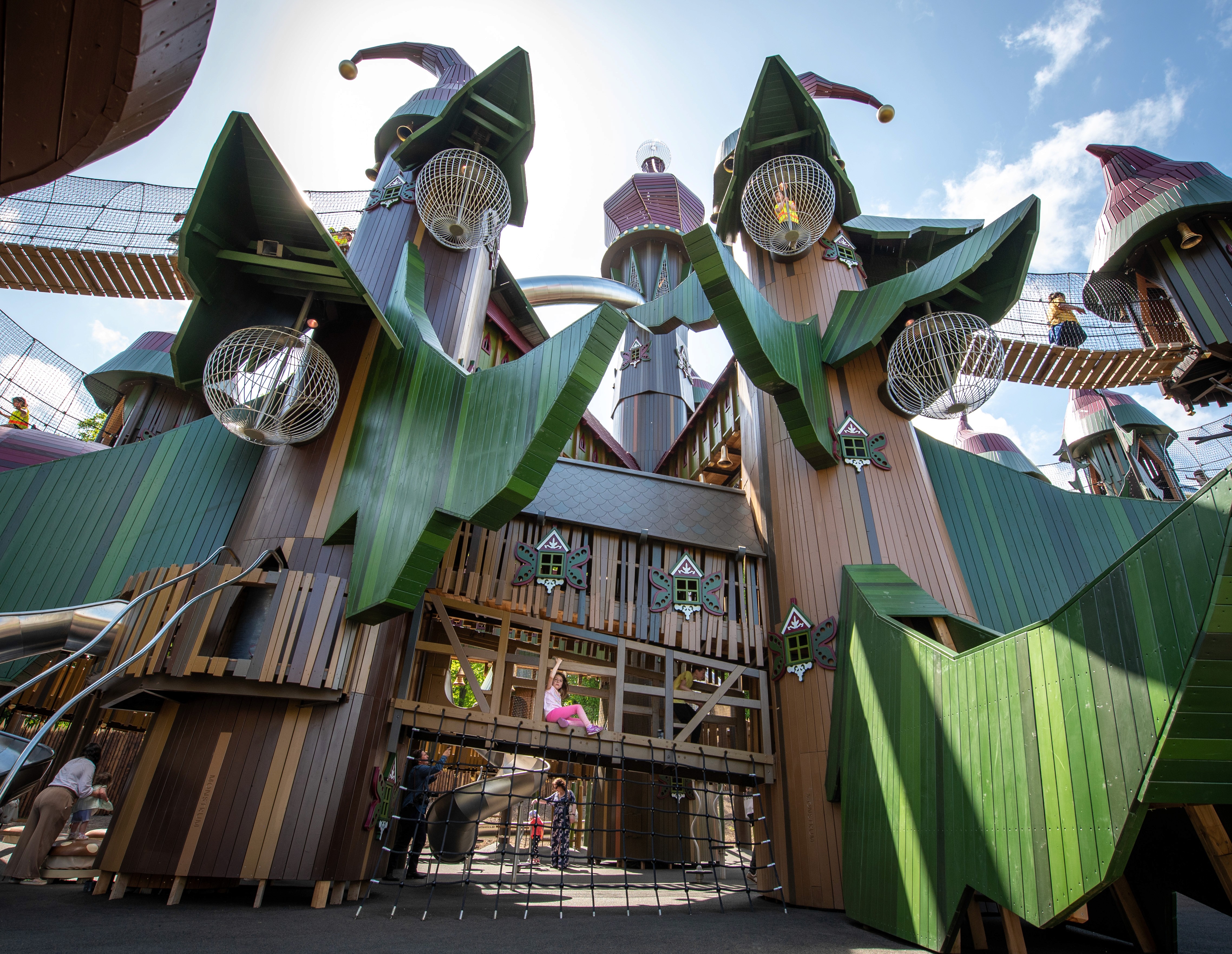 Spielplatz gebaut von Monstrum mit Holz von Robinio