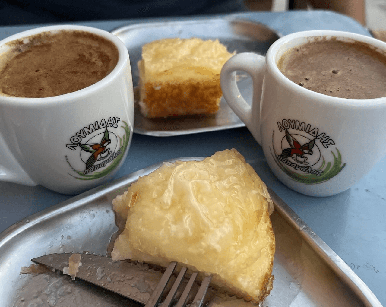 Tisch mit 2 Kaffeetassen und Kuchen