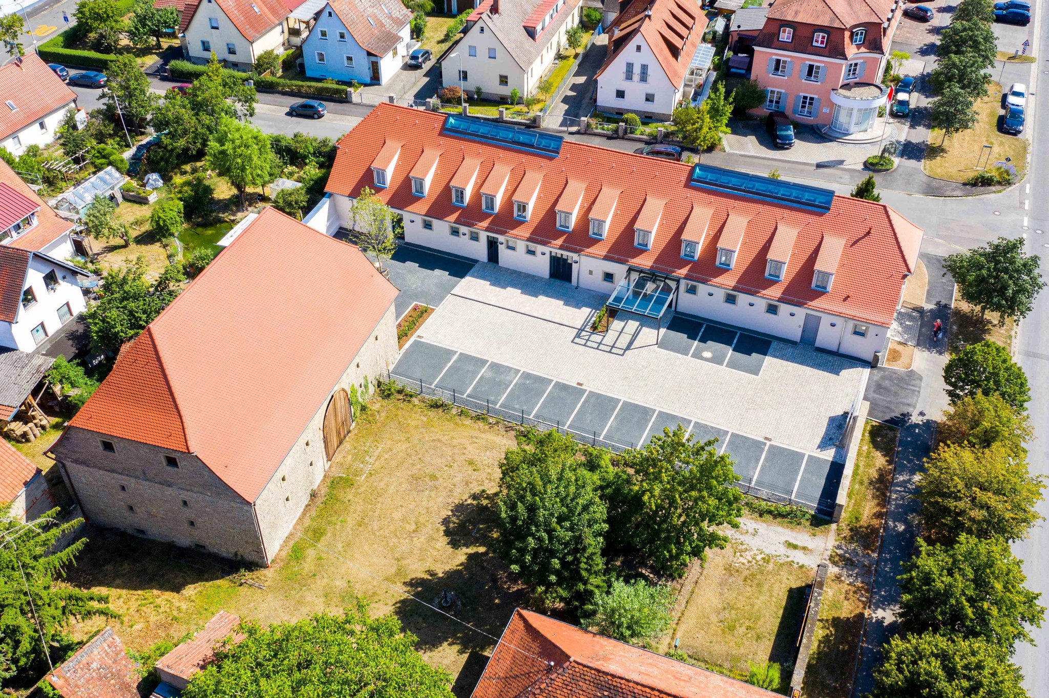 Vogelperspektive auf das Areal des Schafhofs Wiesentheid mit Barockscheune und Innenhof für Events.