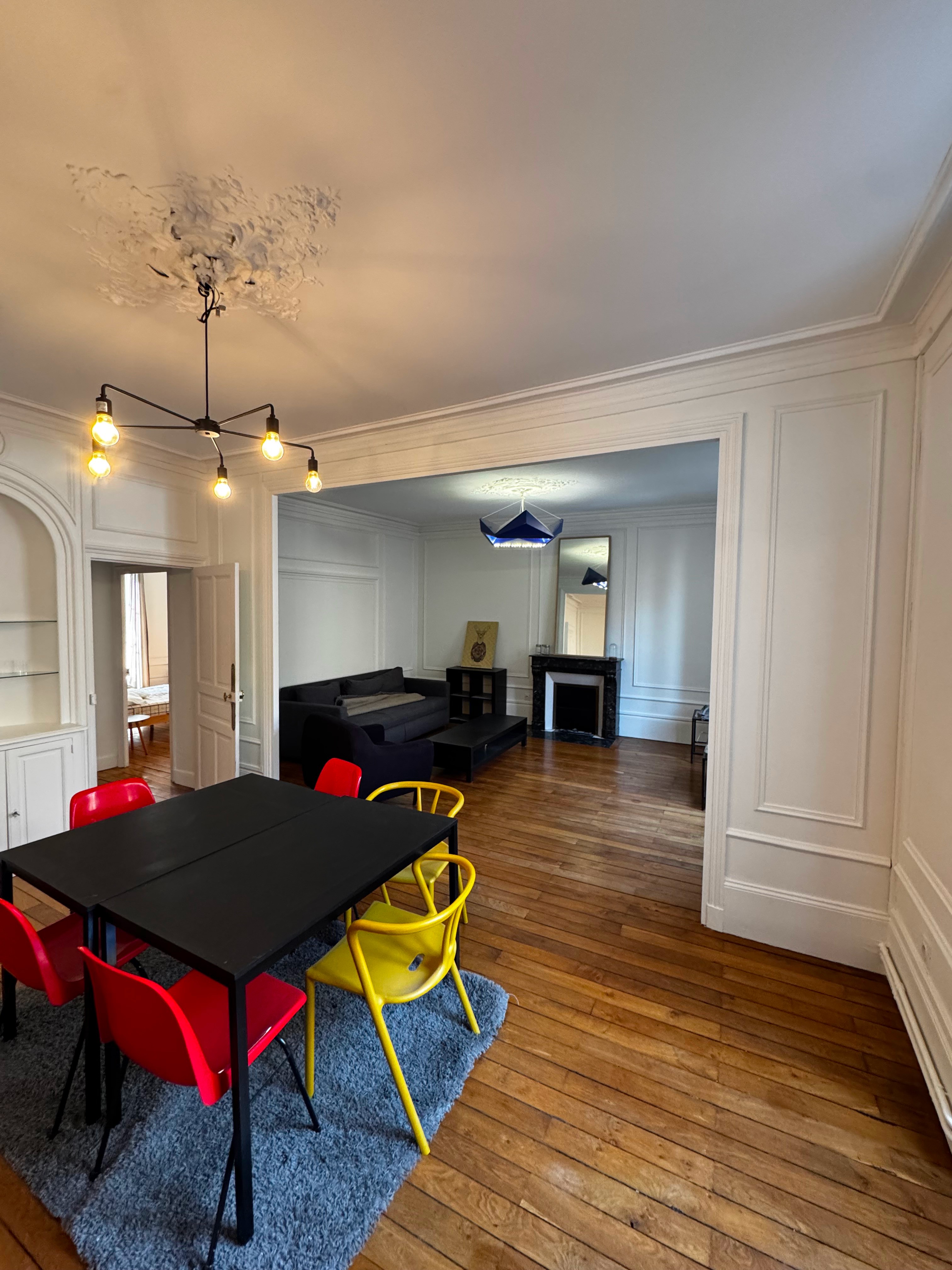 Ouvrier professionnel appliquant une peinture Cool Roof sur un toit plat industriel à Dijon