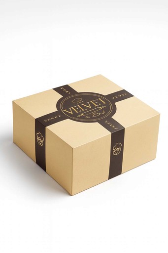 Custom printed kraft cake box with logo branding band for premium bakery packaging.