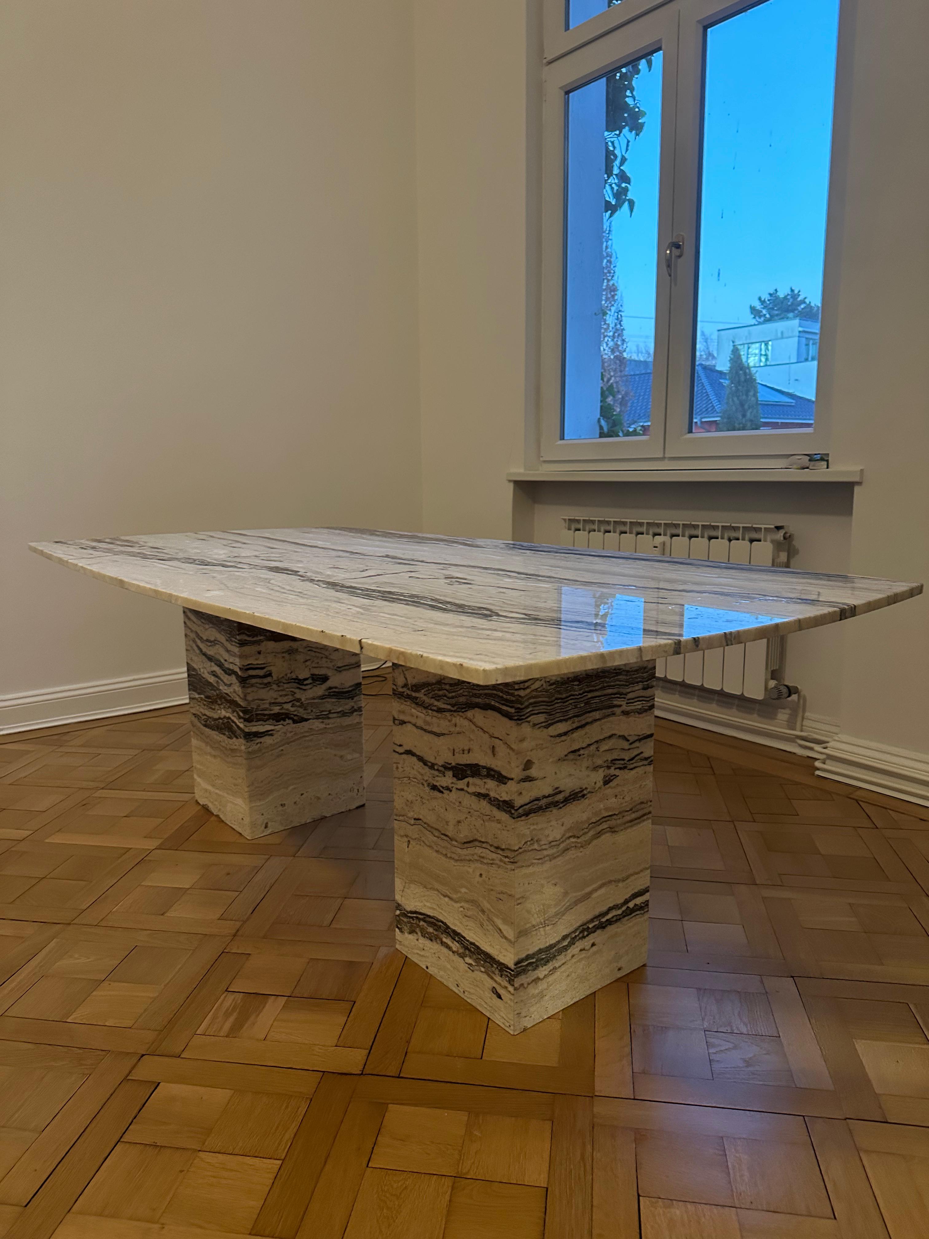 Maßgefertigter Esstisch aus Tra-Onyx Jurassic in Berlin bei Uniiqo Naturstein