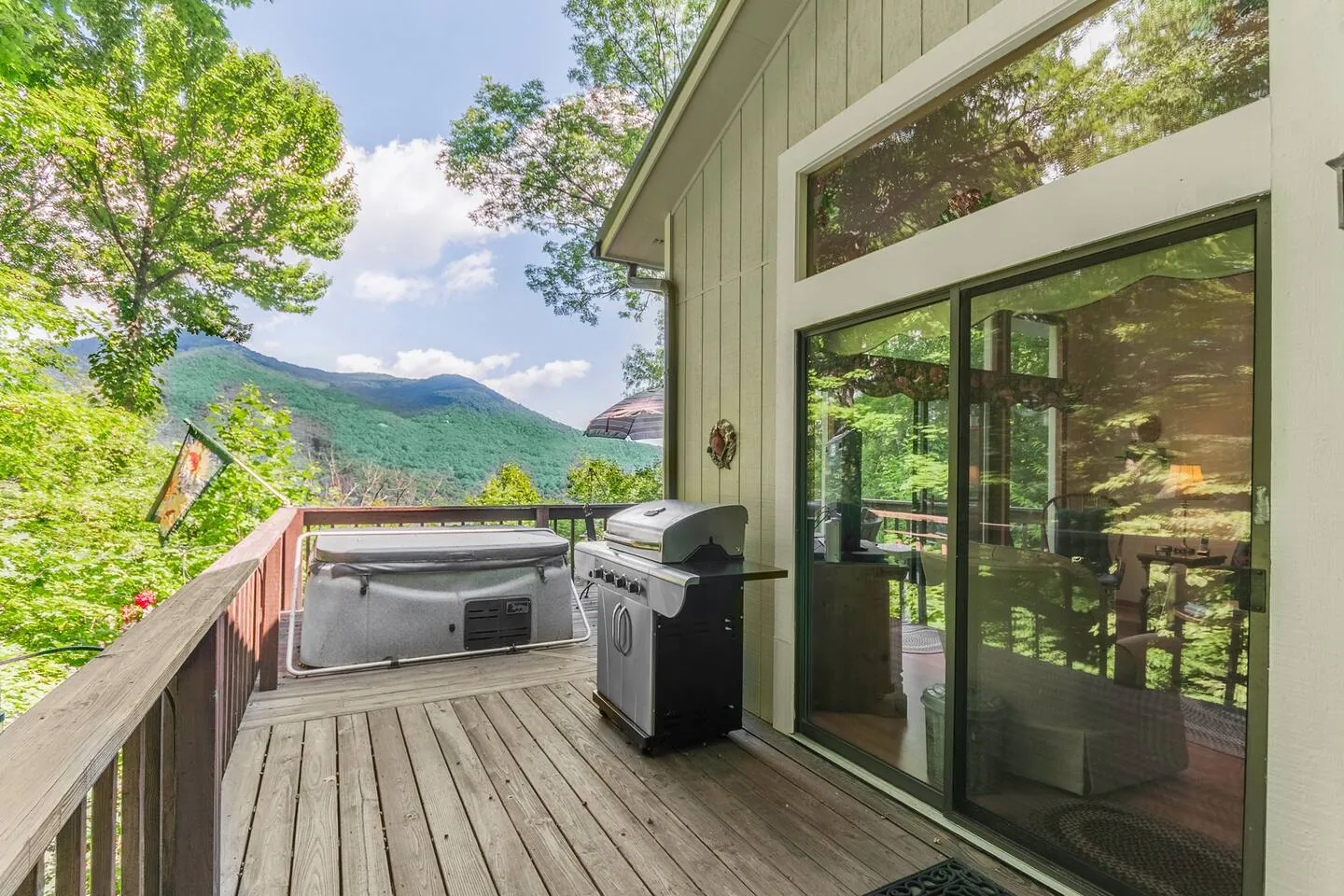 Bella Vista deck with hot tub and grill beside the sliding doors