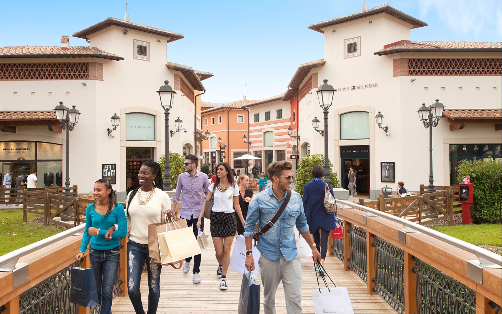 购物者在靠近佛罗伦萨的Barberino设计师奥特莱斯购物。