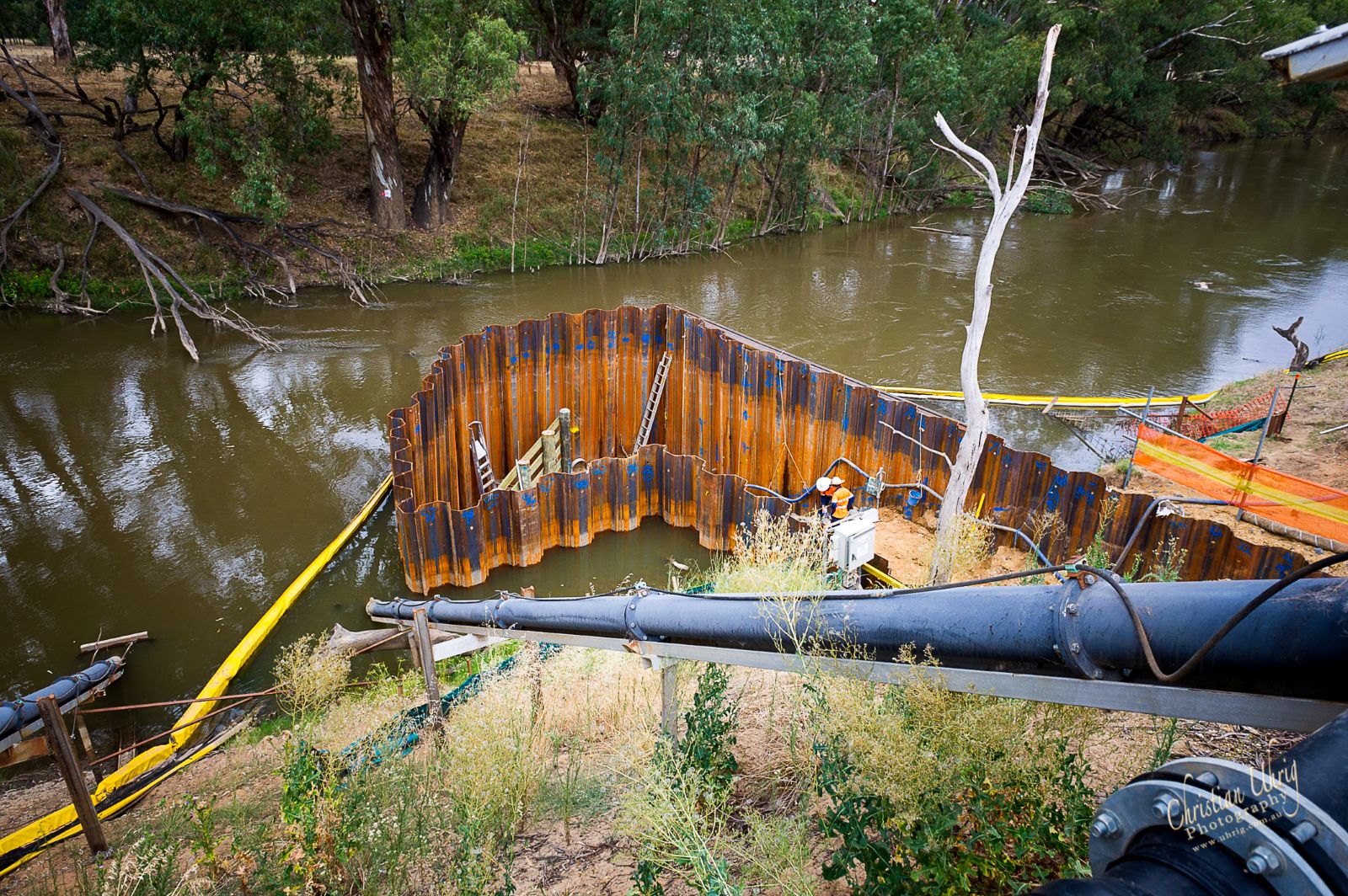 Uminex river pump station upgrade showing sheet-pile cofferdam construction and temporary water diversion works in a flood-prone river environment