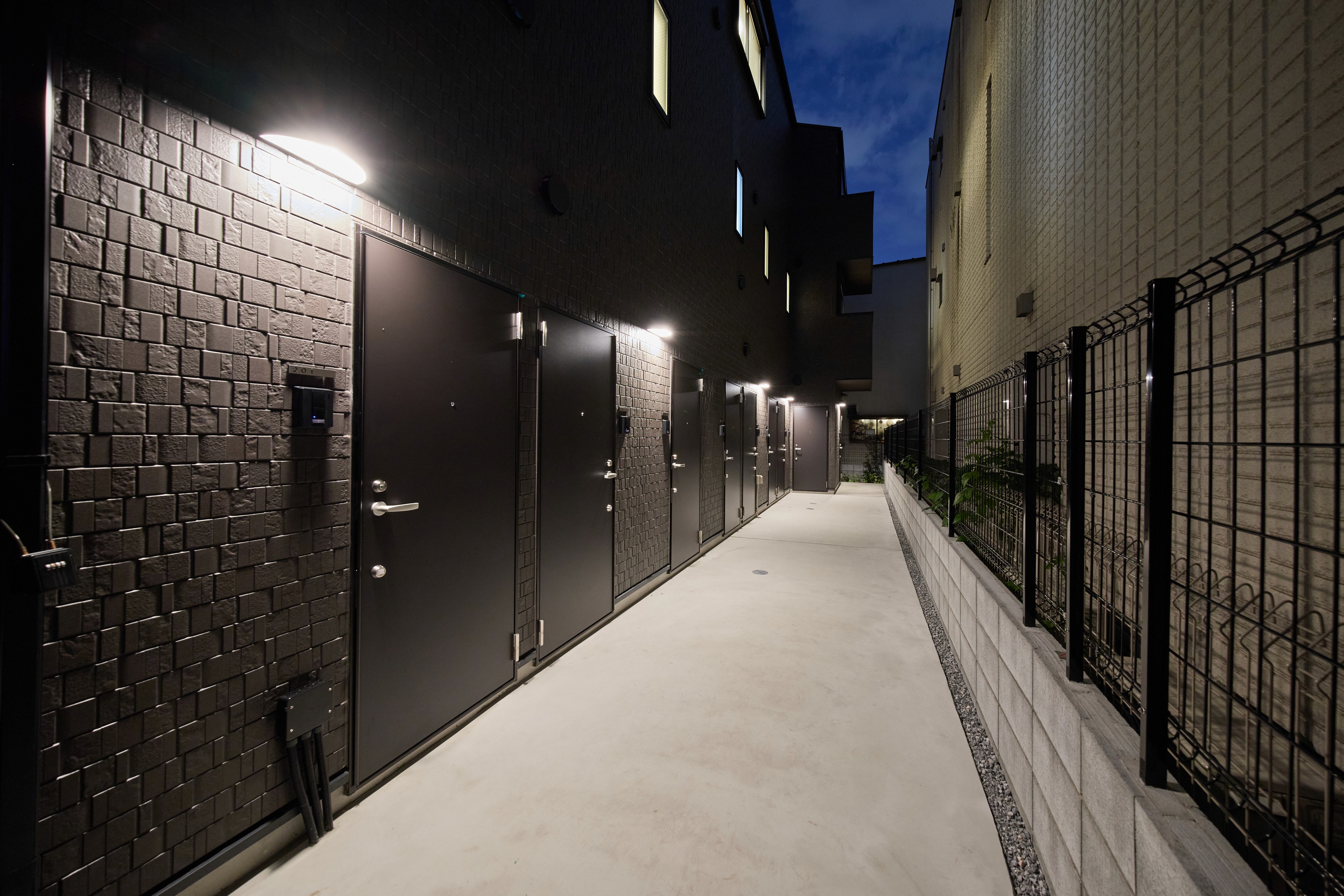 WoodCrest荒川Residence_エントランス（夜）