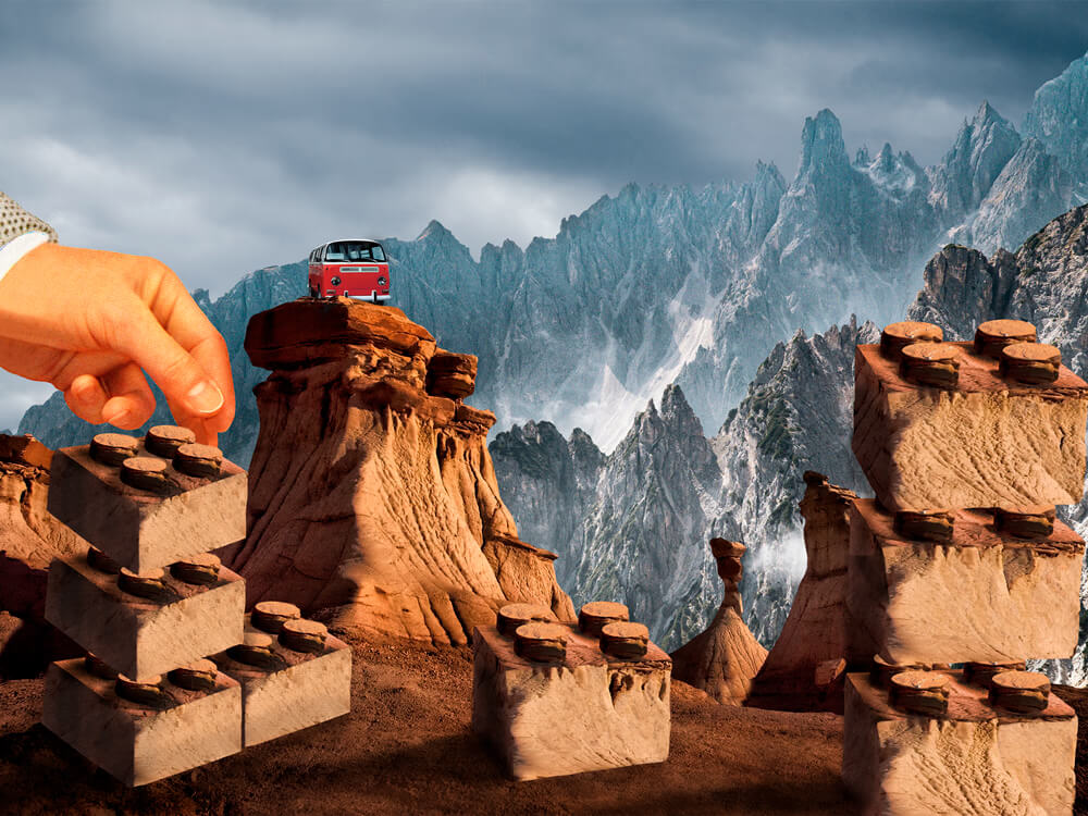 Este collage con paisaje surrealista con bloques de construcción gigantes y una camioneta roja en un acantilado montañoso representa los servicios de tecnología y desarrollo de software a medida de Thankium.