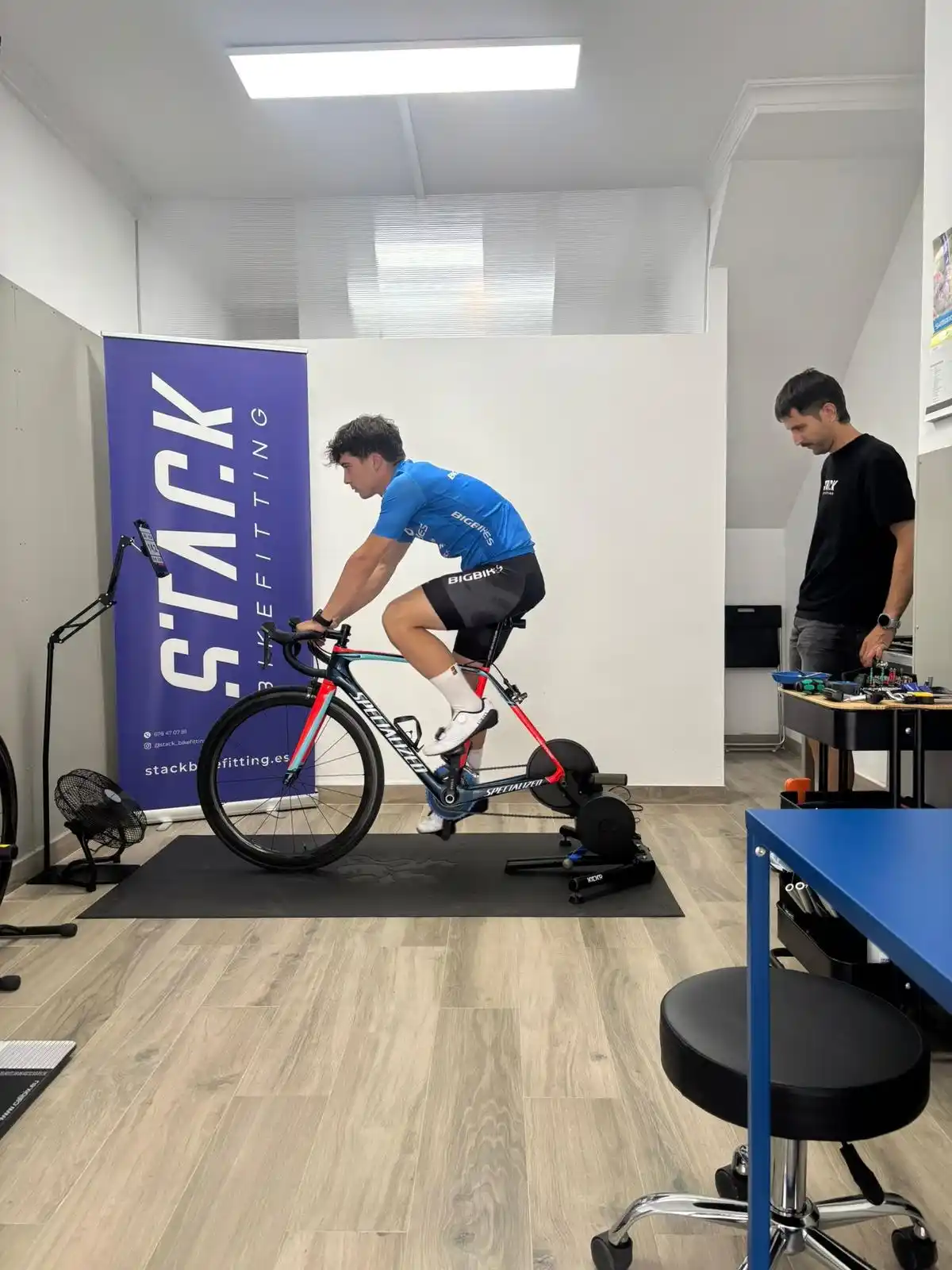 Carles asesorando a un ciclista joven en su estudio biomecánico