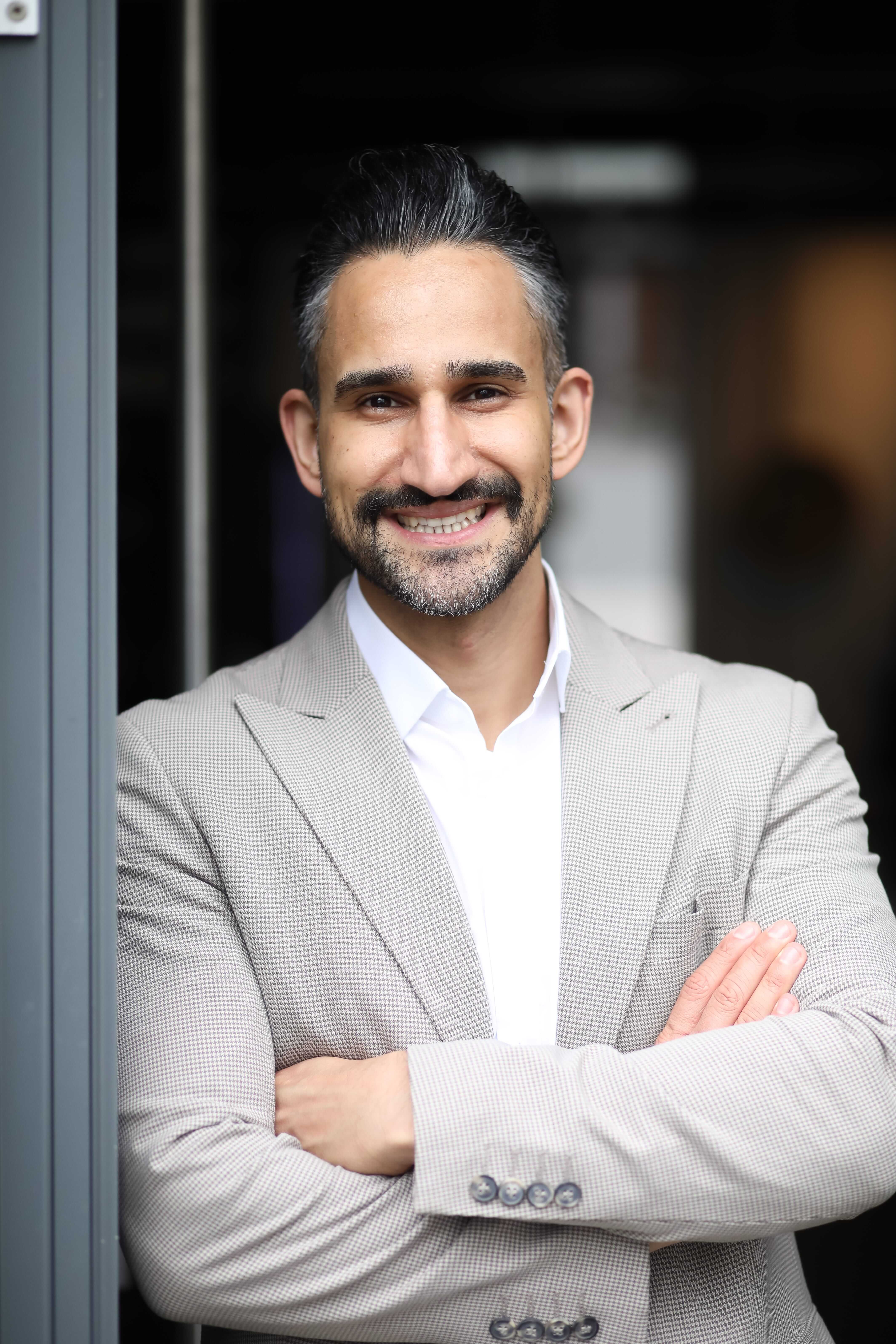 Hessam Vahedi Kashi – Experte für KI-gestützte B2B-Vertriebssysteme, hilft Unternehmen planbar qualifizierte Leads und Abschlüsse zu erzielen