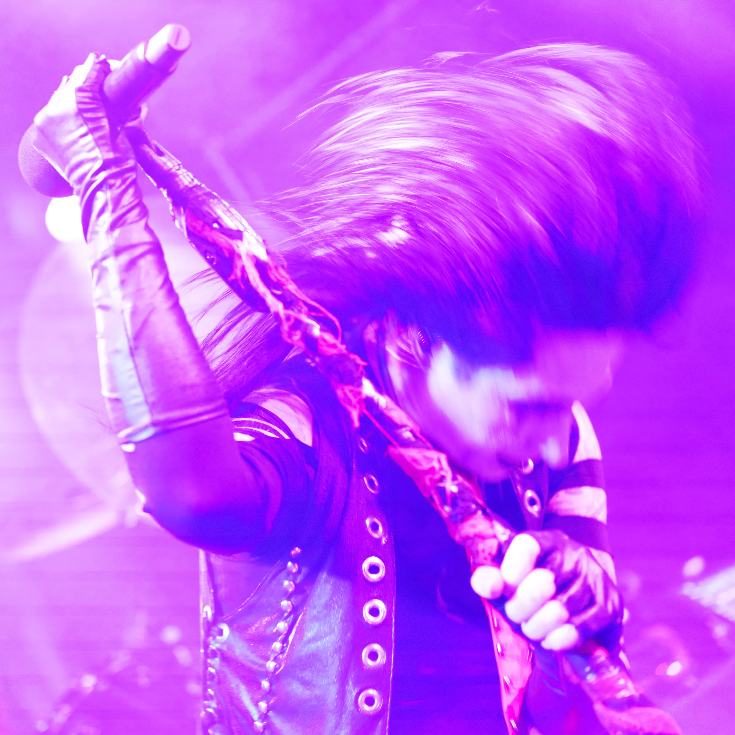 Photographies intenses dévoilant la pugnacité du concert glam metal de Wednesday 13, jouant de la différence des tons entre violet saturé et noir subtil