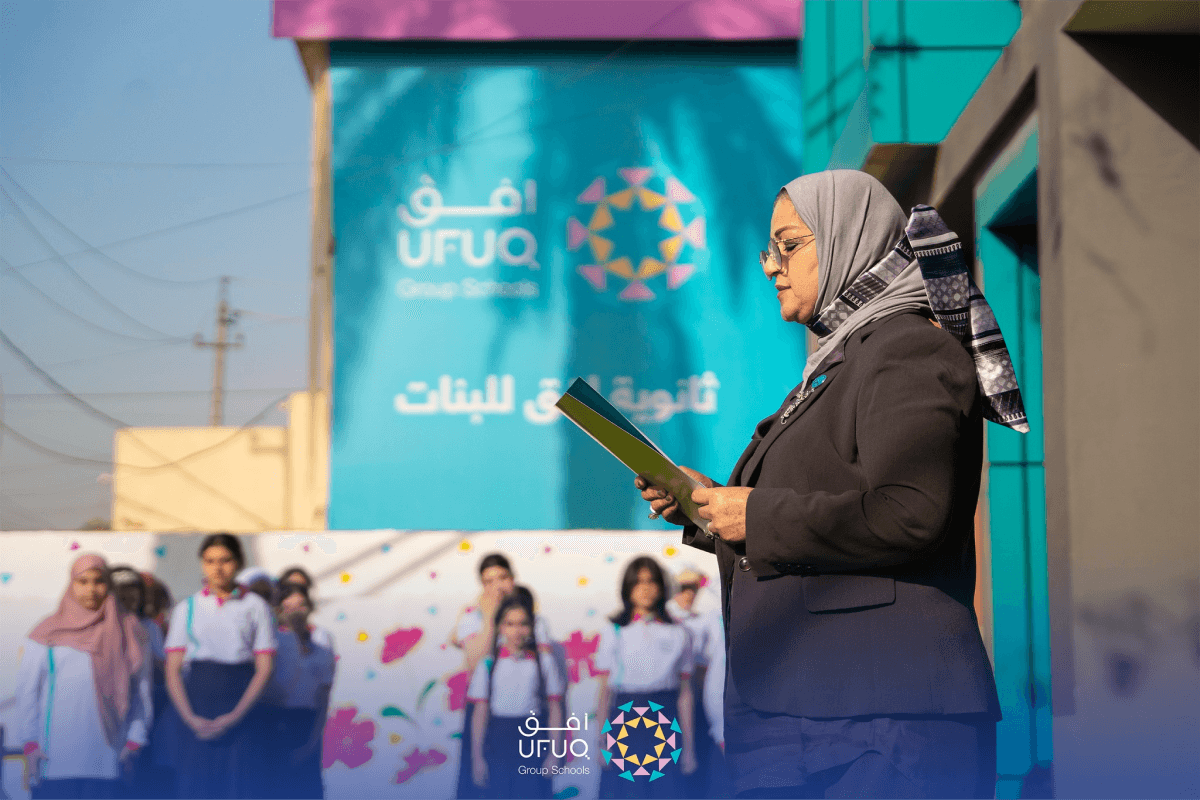 استاذة تنظم الطالبات في ساحة المدرسة