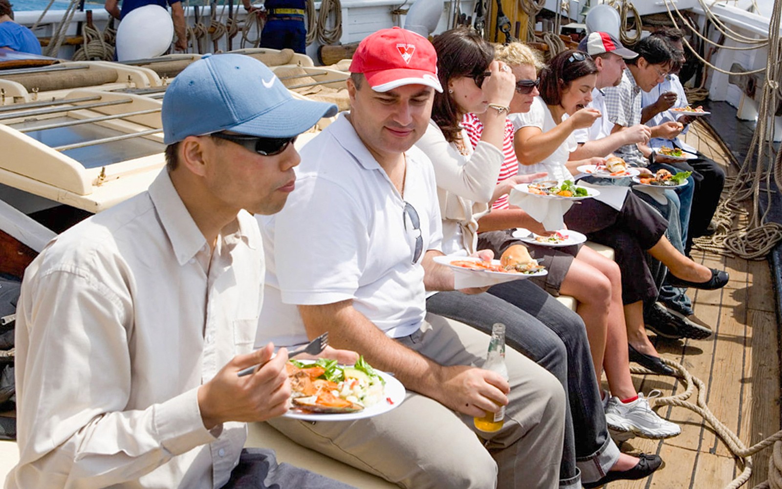 Mga tao na nag-eenjoy ng tanghalian sakay ng tallship sa Sydney Harbour