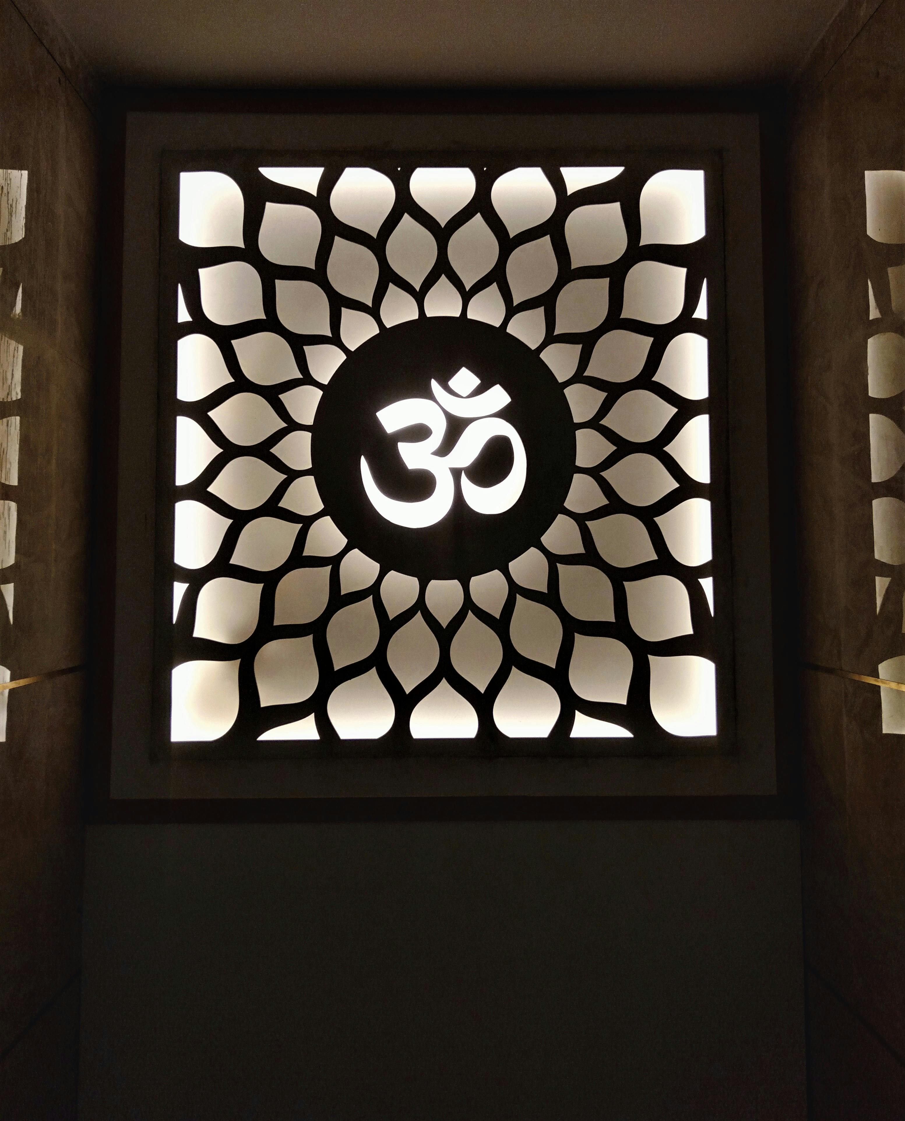 Sculpture en pierre du symbole Om dans un cadre décoratif