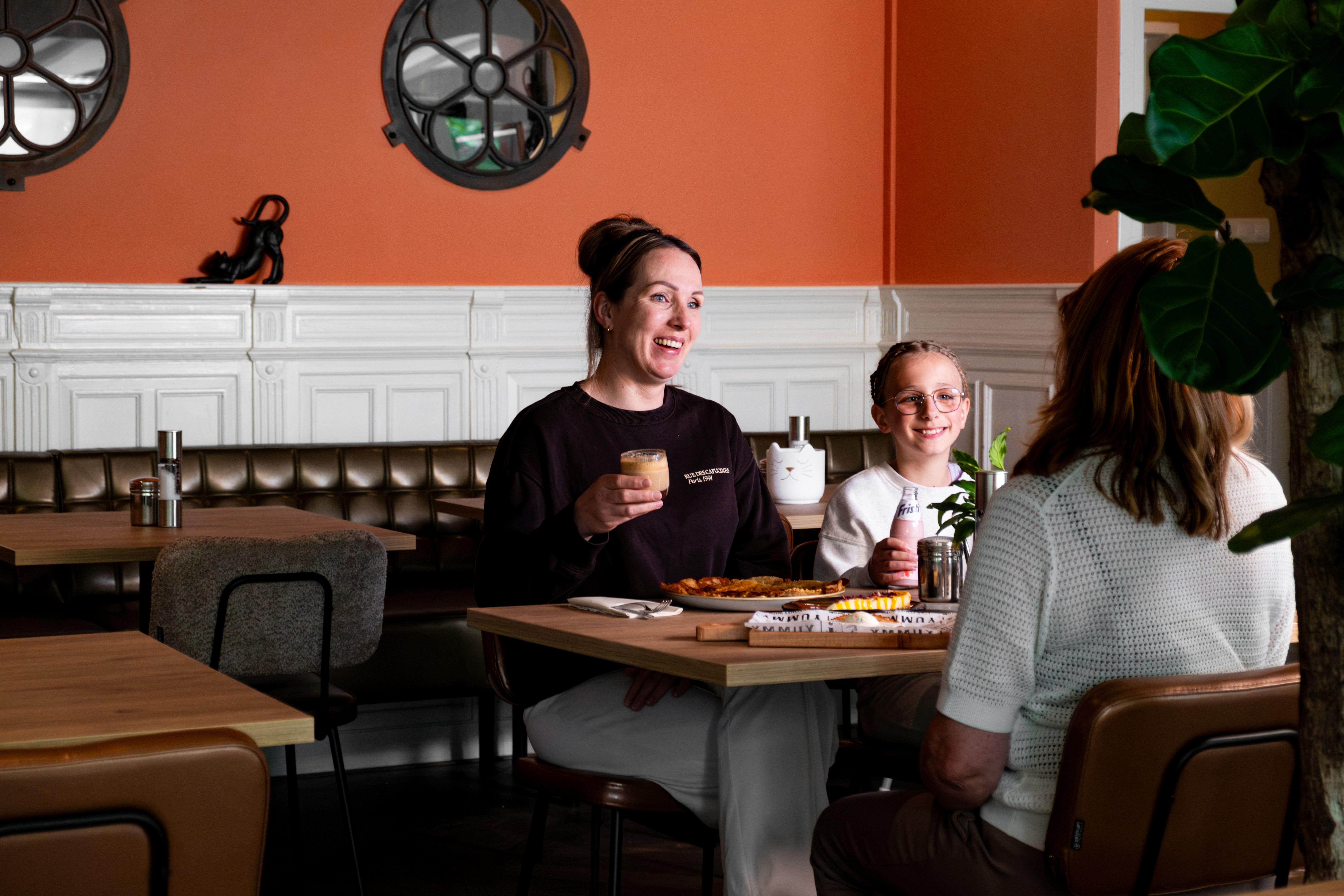 Familie geniet aan tafel bij Pan & Cook in Prinsenbeek.