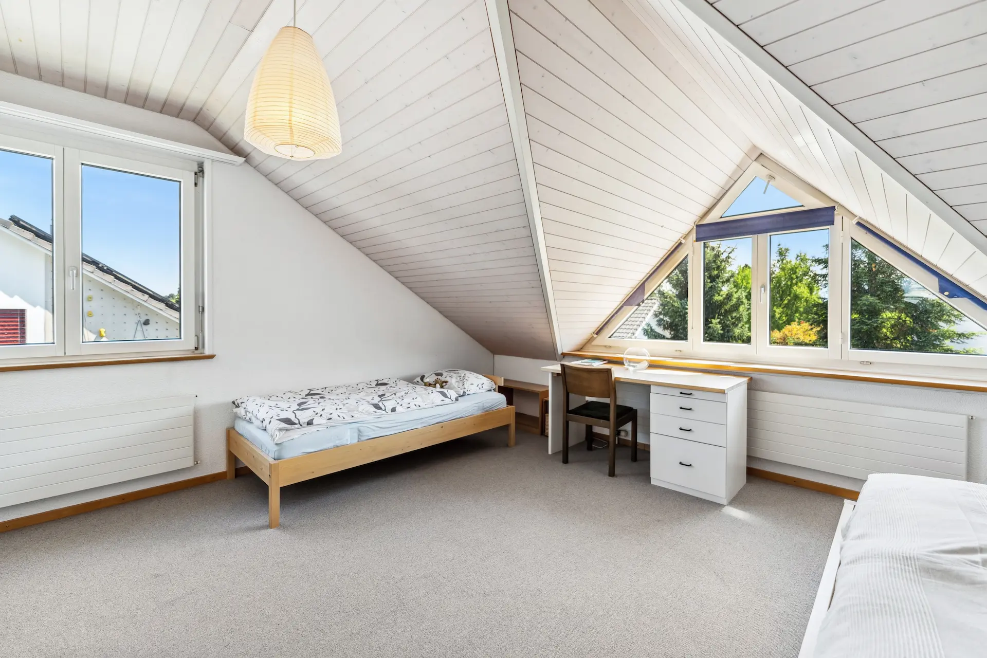 Gemütliches Gästezimmer mit Dachschräge, Arbeitsplatz und Aussicht ins Grüne