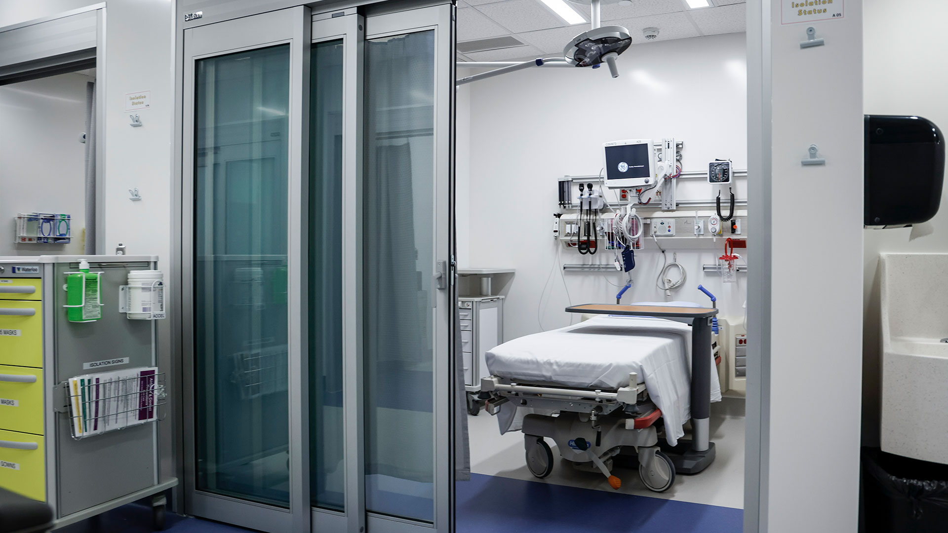 Puerta automática hermética operando en área sensible de hospital