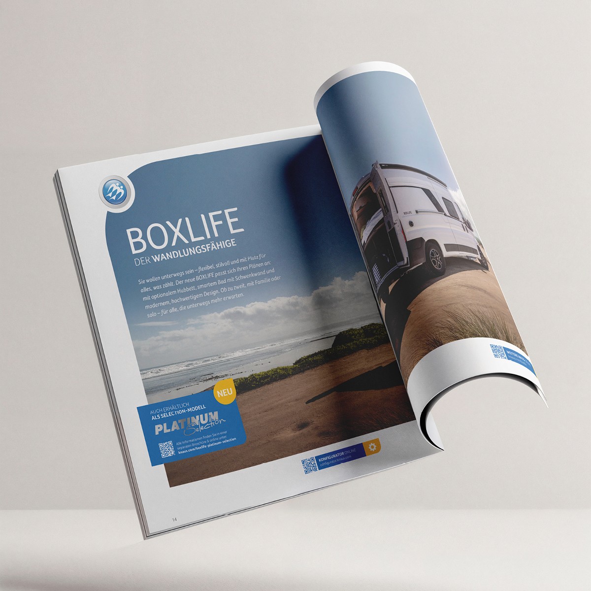 Eine aufgeschlagene Magazinseite zeigt eine KNAUS-Anzeige für den CamperVan „BOXLIFE – der Wandlungsfähige“, mit einem Fahrzeug am Strand und Blick auf das Meer.