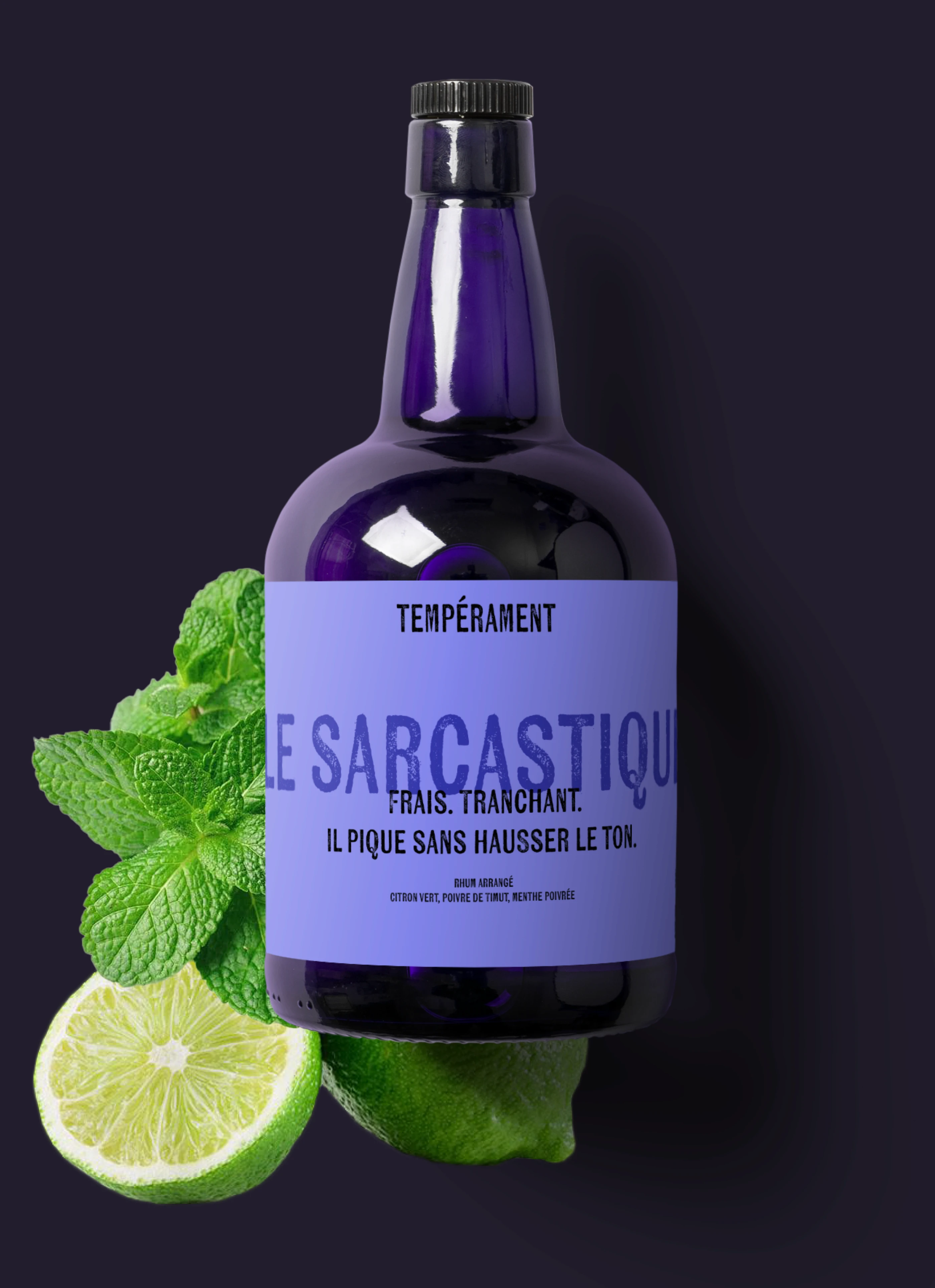 Mockup de la bouteille de rhum arrangé "Le Sarcastique" (citron vert, menthe, poivre de timut). Étiquette violette moderne sur fond noir.
